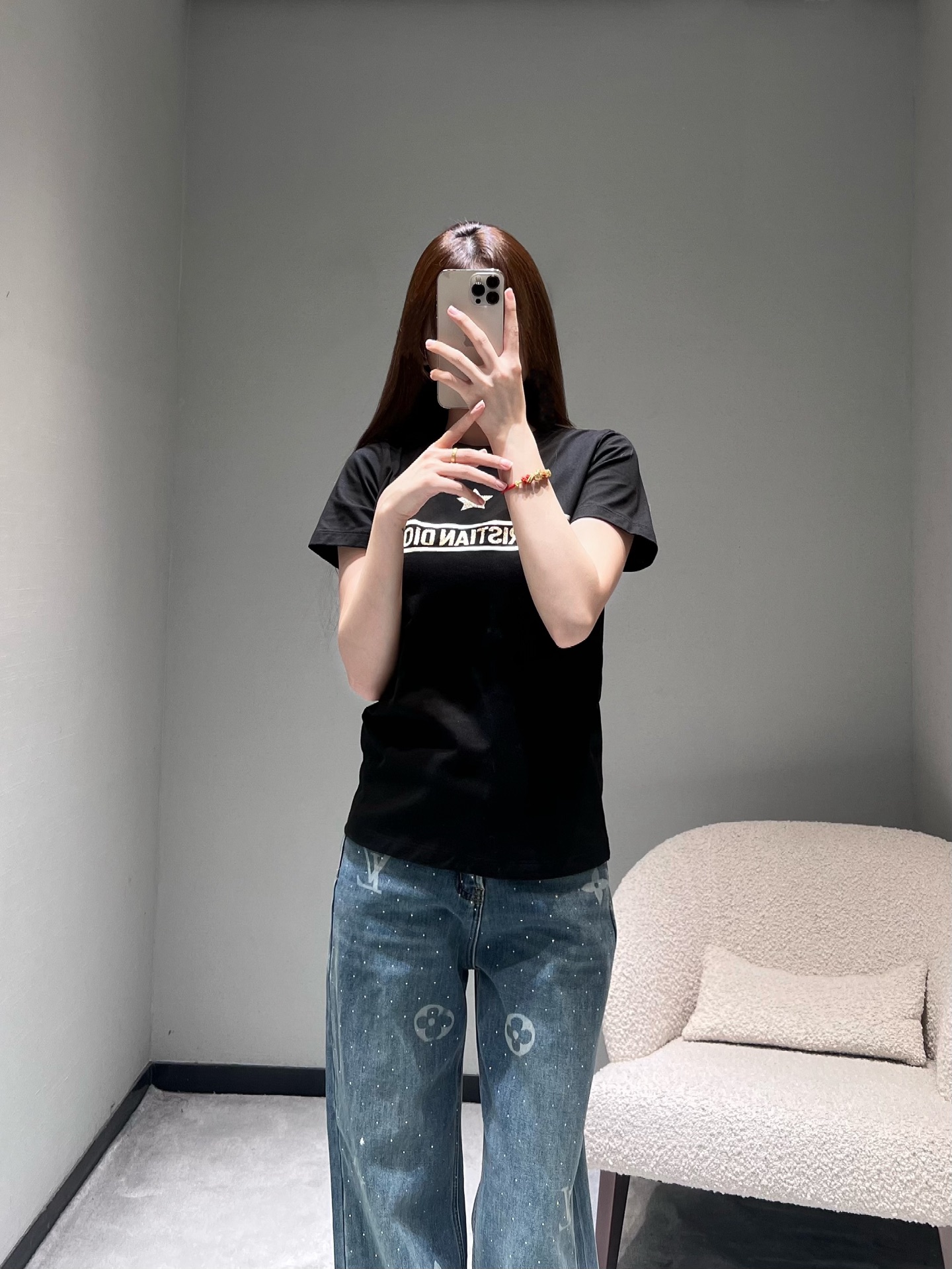 NO:665956,DIO*26SS early spring new product series//CD classic short-sleeved T-shirt made of high-quality cotton fabric. The design is based on a simple round neck. The chest is embellished with a metallic five-pointed star decoration and a horizontal letter logo; the contrasting color design highlights the brand recognition and adds an exquisite light luxury style. SML,, dior, T-shirt, tees, t-shirt,  19860909DIO*26SS早春新品系列//CD经典款短袖T恤高品质棉质面料打造,设计上以简约圆领为基础,胸前点缀金属质感五角星装饰,搭配横向的字母logo；撞色设计凸显品牌辨识度的同时,增添了精致的轻奢格调.SML,,dior,T-shirt,tees，t-shirt, ,Women's clothing