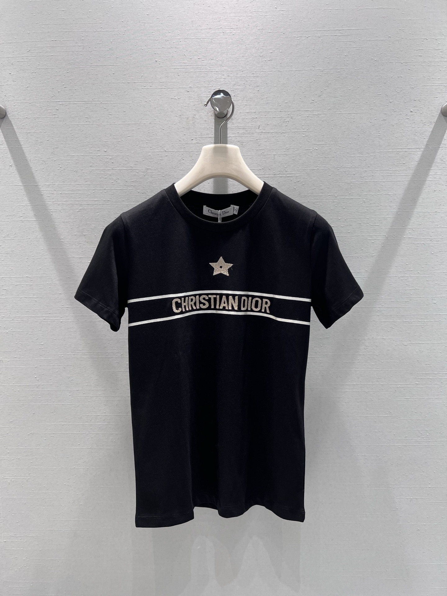 NO:665952,Supports replacement DIO*26SS early spring new product series //CD classic short-sleeved T-shirt made of high-quality cotton fabrics. The design is based on a simple round neck, with a metallic five-pointed star decoration on the chest and a horizontal letter logo; the contrasting color design highlights the brand recognition and adds an exquisite light luxury style. SML shoots details, dior, T-shirt, tees, t-shirt,  19860909支持换款DIO*26SS早春新品系列//CD经典款短袖T恤高品质棉质面料打造,设计上以简约圆领为基础,胸前点缀金属质感五角星装饰,搭配横向的字母logo；撞色设计凸显品牌辨识度的同时,增添了精致的轻奢格调.SML拍细节,,dior,T-shirt,tees，t-shirt, ,Women's clothing