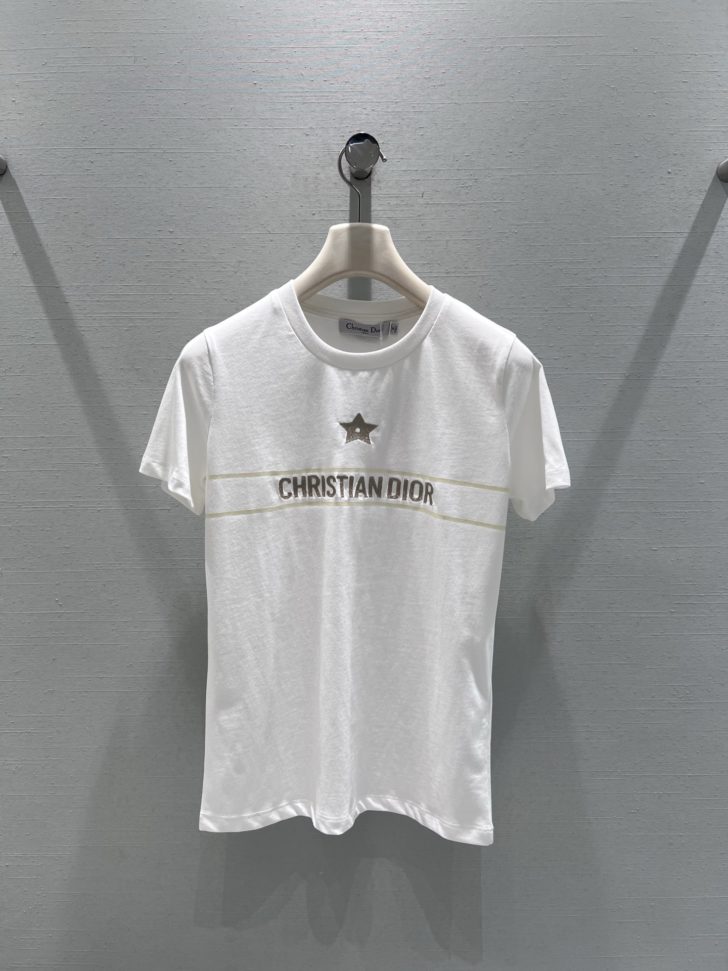 NO:665957,Supports replacement DIO*26SS early spring new product series //CD classic short-sleeved T-shirt made of high-quality cotton fabrics. The design is based on a simple round neck, with a metallic five-pointed star decoration on the chest and a horizontal letter logo; the contrasting color design highlights the brand recognition and adds an exquisite light luxury style. SML real shot details, dior, T-shirt, tees, t-shirt,  19860909支持换款DIO*26SS早春新品系列//CD经典款短袖T恤高品质棉质面料打造,设计上以简约圆领为基础,胸前点缀金属质感五角星装饰,搭配横向的字母logo；撞色设计凸显品牌辨识度的同时,增添了精致的轻奢格调.SML实拍细节,,dior,T-shirt,tees，t-shirt, ,Women's clothing