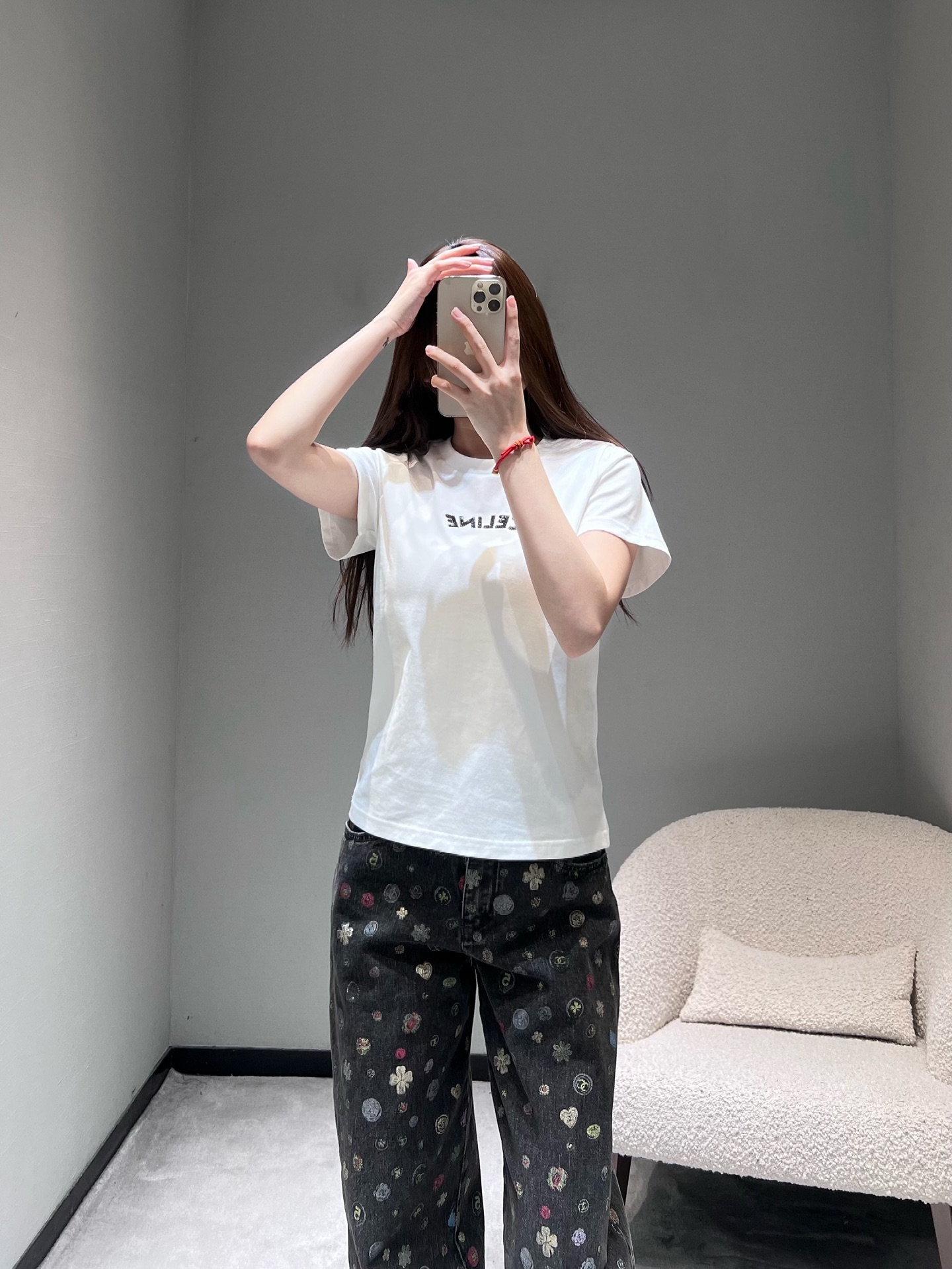 NO:665966,CElin*2026SS new early spring series //Letter short-sleeved T-shirt has a loose and non-sluggish basic round neck version, which is friendly to all body shapes; the fabric is crisp and soft high-quality cotton, with three-dimensional letter design on the chest, glittering sequin material, simplicity and low-key, and texture in the details. SML,,celine,T-shirt,tees,t-shirt, 19860909CElin*2026SS早春上新系列//字母短袖T恤宽松不拖沓的基础圆领版型,对各种身形都很友好；面料是挺括又柔软的高质感棉料,胸前立体字母设计,亮片材质闪闪发光,简约中透着低调,细节处显质感. SML,,celine,T-shirt,tees，t-shirt, ,Women's clothing