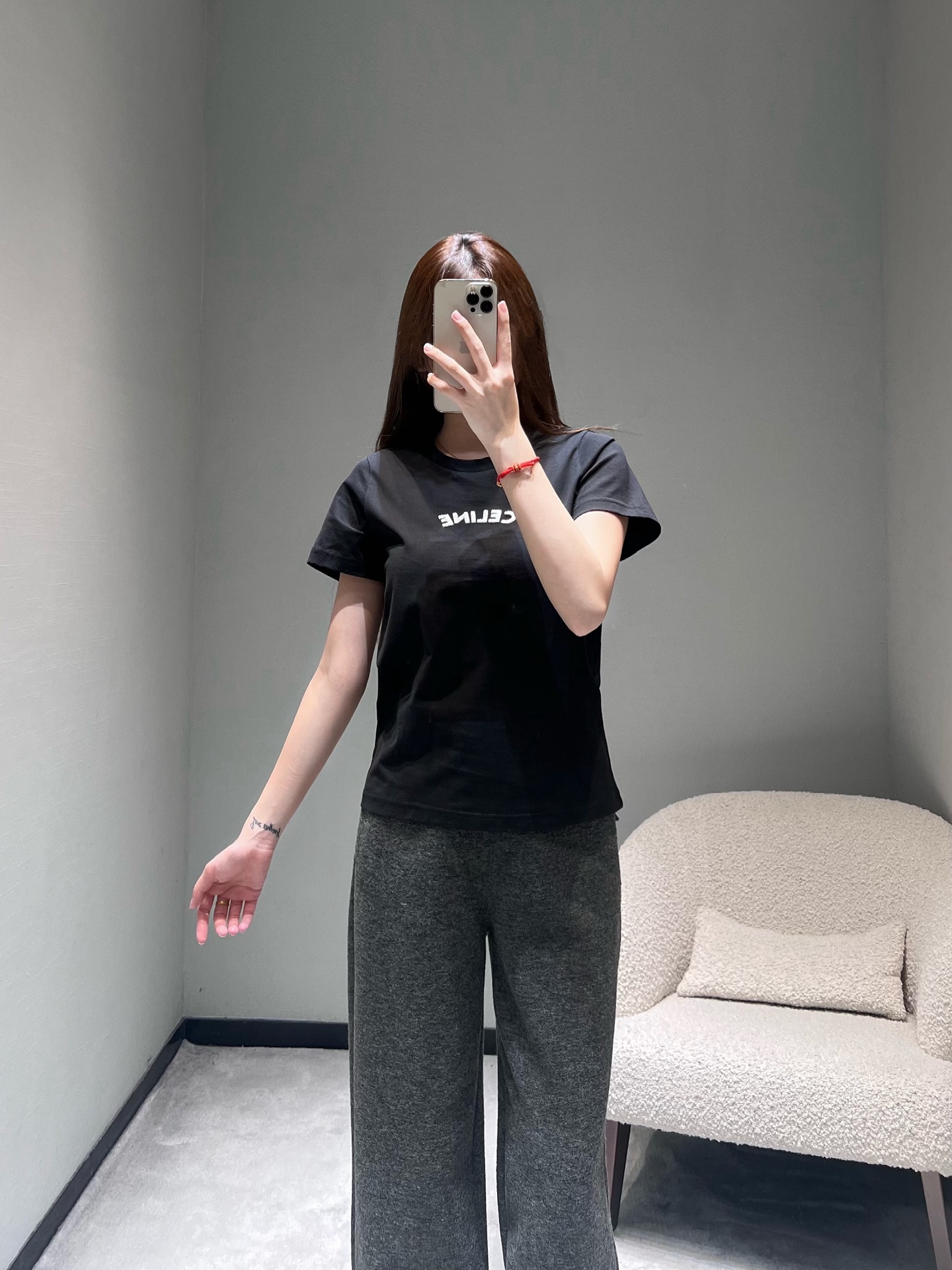 NO:665943,CElin*2026SS new early spring series //Letter short-sleeved T-shirt has a loose and non-sluggish basic round neck version, which is friendly to all body shapes; the fabric is crisp and soft high-quality cotton, with three-dimensional letter design on the chest, glittering sequin material, simplicity and low-key, and texture in the details. SML,,celine,T-shirt,tees,t-shirt, 19860909CElin*2026SS早春上新系列//字母短袖T恤宽松不拖沓的基础圆领版型,对各种身形都很友好；面料是挺括又柔软的高质感棉料,胸前立体字母设计,亮片材质闪闪发光,简约中透着低调,细节处显质感. SML,,celine,T-shirt,tees，t-shirt, ,Women's clothing