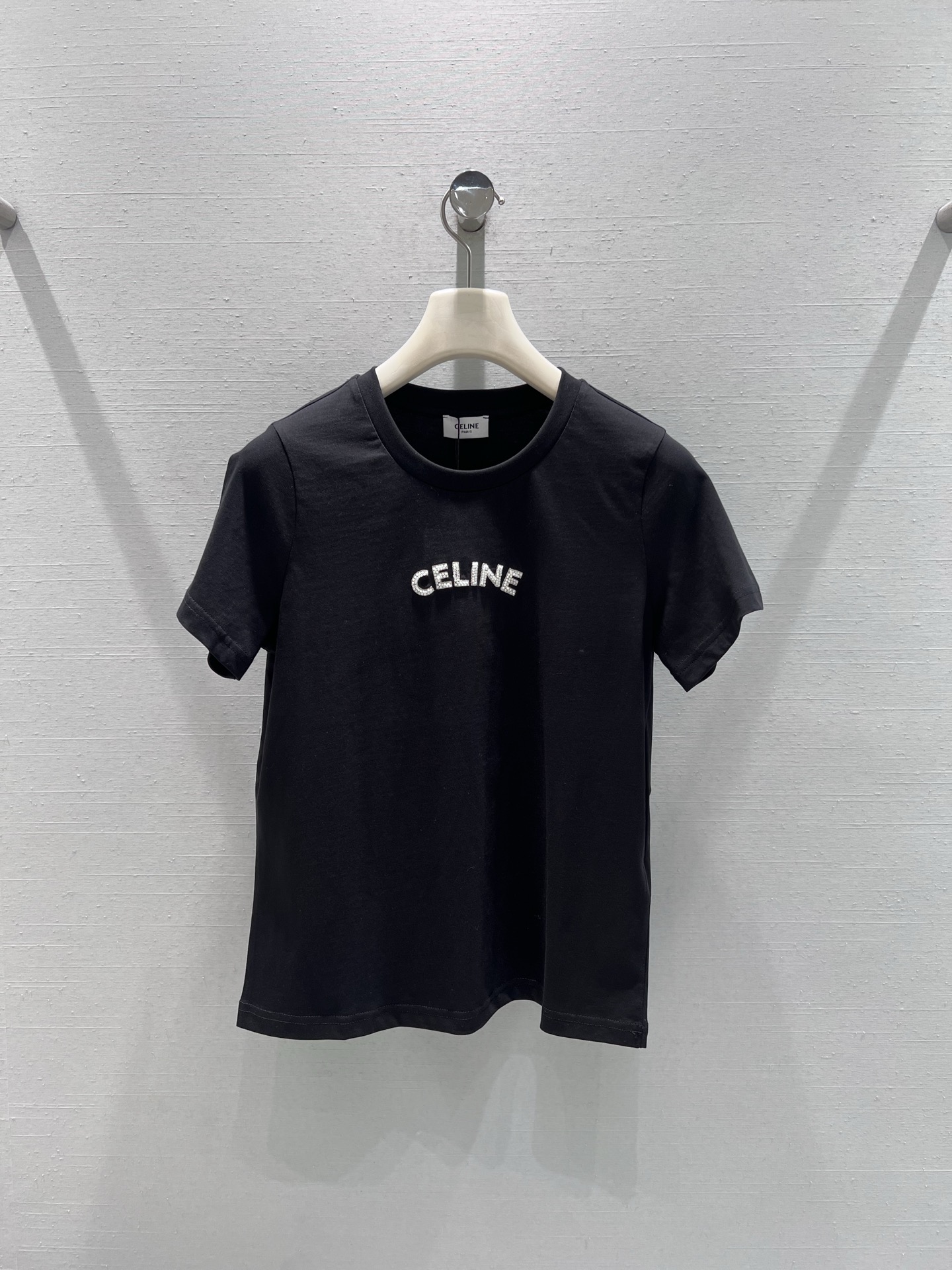NO:665969,/Support for exchange CElin*2026SS early spring new series//Letter short-sleeved T-shirt has a loose and non-sluggish basic round neck version, which is friendly to all body shapes; the fabric is crisp and soft high-quality cotton, with three-dimensional letter design on the chest. The sequin material is sparkling, simple and low-key, and the details are textured. SML real shot details,,celine,T-shirt,tees,t-shirt, 19860909/支持换款CElin*2026SS早春上新系列//字母短袖T恤宽松不拖沓的基础圆领版型,对各种身形都很友好；面料是挺括又柔软的高质感棉料,胸前立体字母设计,亮片材质闪闪发光,简约中透着低调,细节处显质感. SML实拍细节,,celine,T-shirt,tees，t-shirt, ,Women's clothing