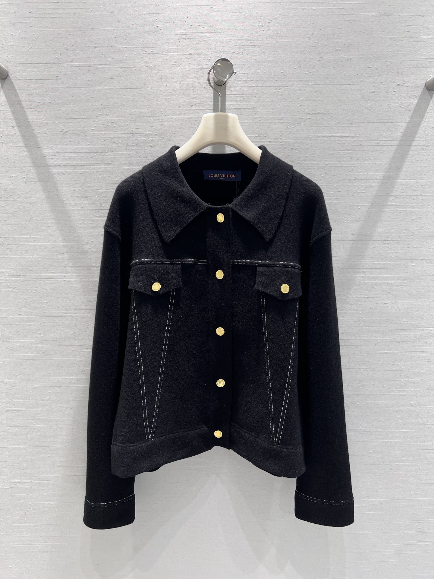 NO:665945,Supports exchange Louis Vit**on 2025FW limited new product series // The lapel jacket is made of thick and crisp denim fabric, soft to the touch but without sacrificing style; work jacket style, neat lapel design modifies the neck line, the white topstitching of the body is the finishing touch, embellished with gold metal buttons, and the black fabric has a high-end matte texture, low-key and stylish. SML real shot details, louis vuitton, jackets &  coats, 19860909支持换款Louis Vit**on 2025FW限定新品系列//翻领夹克选用厚实挺括牛仔面料制作,触感柔软却不失版型；工装夹克版型,利落的翻领设计修饰颈部线条,衣身的白色明线缝线是点睛之笔,金色金属纽点缀其间、黑色调的面料自带高级哑光质感,低调又有格调.SML实拍细节,,louis vuitton,jackets & coats, ,Women's clothing