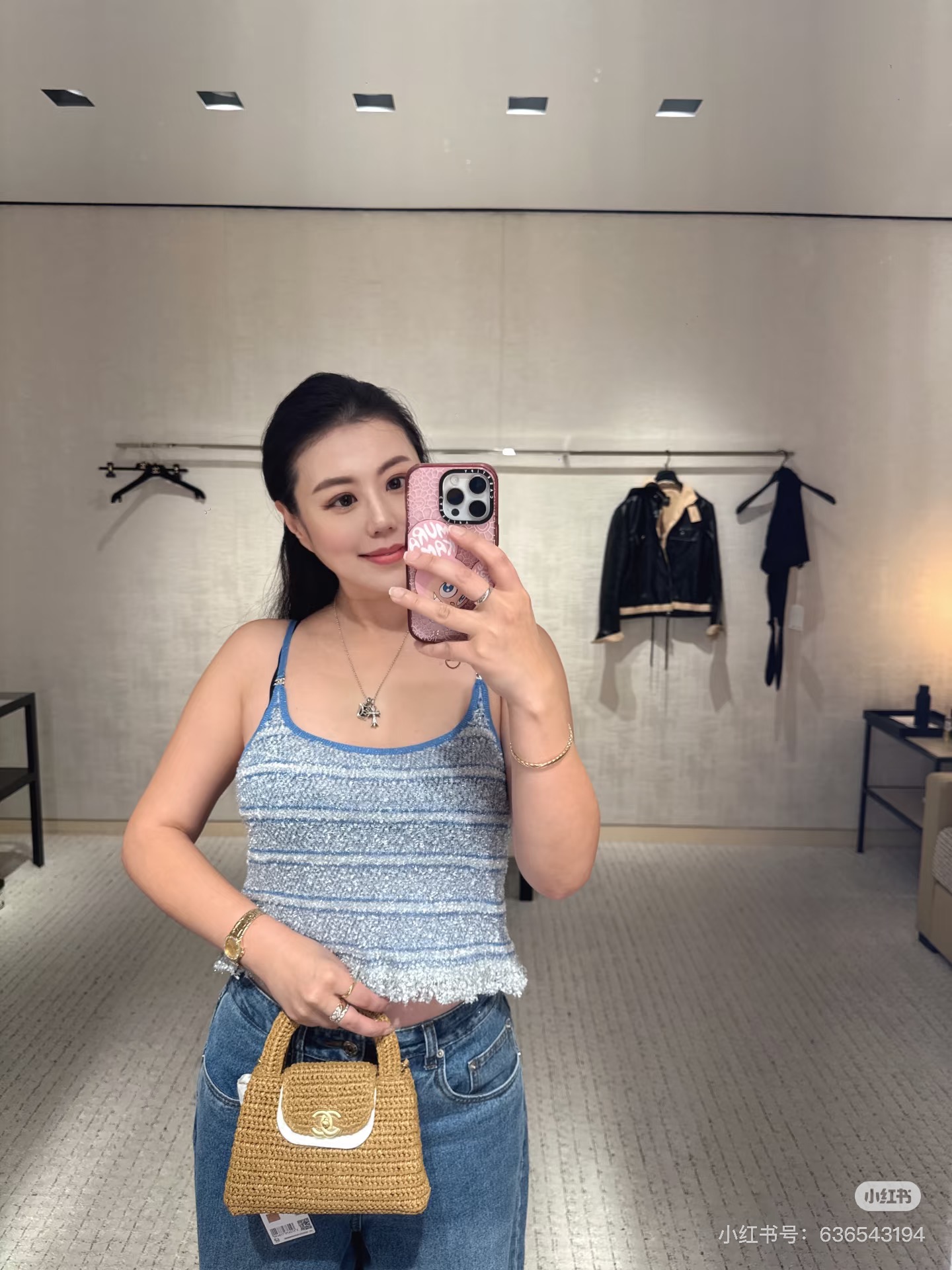 NO:665954,Chan*L 2026SS Early Spring New Product Series // Knitted camisole made of mixed-color knitted fabric, the blue and gray intertwined texture has a retro texture, and the fabric is full of texture. The spaghetti strap style, the blue contrast binding on the shoulder straps, and the raw edge tassel details on the collar and hem create a casual and lazy atmosphere, creating a hot girl style look. SMLp,,chanel,loro piana, 19860909Chan*L 2026SS早春新品系列//针织吊带背心混色针织面料打造,蓝灰交织的纹理自带复古质感,面料肌理感十足.细肩带款式,肩带处的蓝色撞色包边,领口与下摆的毛边流苏细节,营造出随性慵懒的氛围,打造辣妹风造型.SMLp,,chanel,loro piana, ,Women's clothing