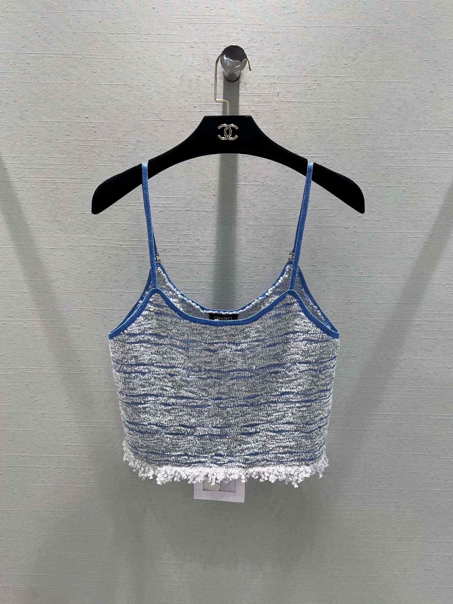 NO:665951,Support exchange Chan*L 2026SS early spring new product series // Knitted camisole is made of mixed-color knitted fabrics. The blue and gray interwoven texture has a retro texture, and the fabric is full of texture. The spaghetti strap style, the blue contrast binding on the shoulder straps, and the raw edge tassel details on the collar and hem create a casual and lazy atmosphere, creating a hot girl style look. SML real shot details, chanel,  19860909支持换款Chan*L 2026SS早春新品系列//针织吊带背心混色针织面料打造,蓝灰交织的纹理自带复古质感,面料肌理感十足.细肩带款式,肩带处的蓝色撞色包边,领口与下摆的毛边流苏细节,营造出随性慵懒的氛围,打造辣妹风造型.SML实拍细节,,chanel, ,Women's clothing