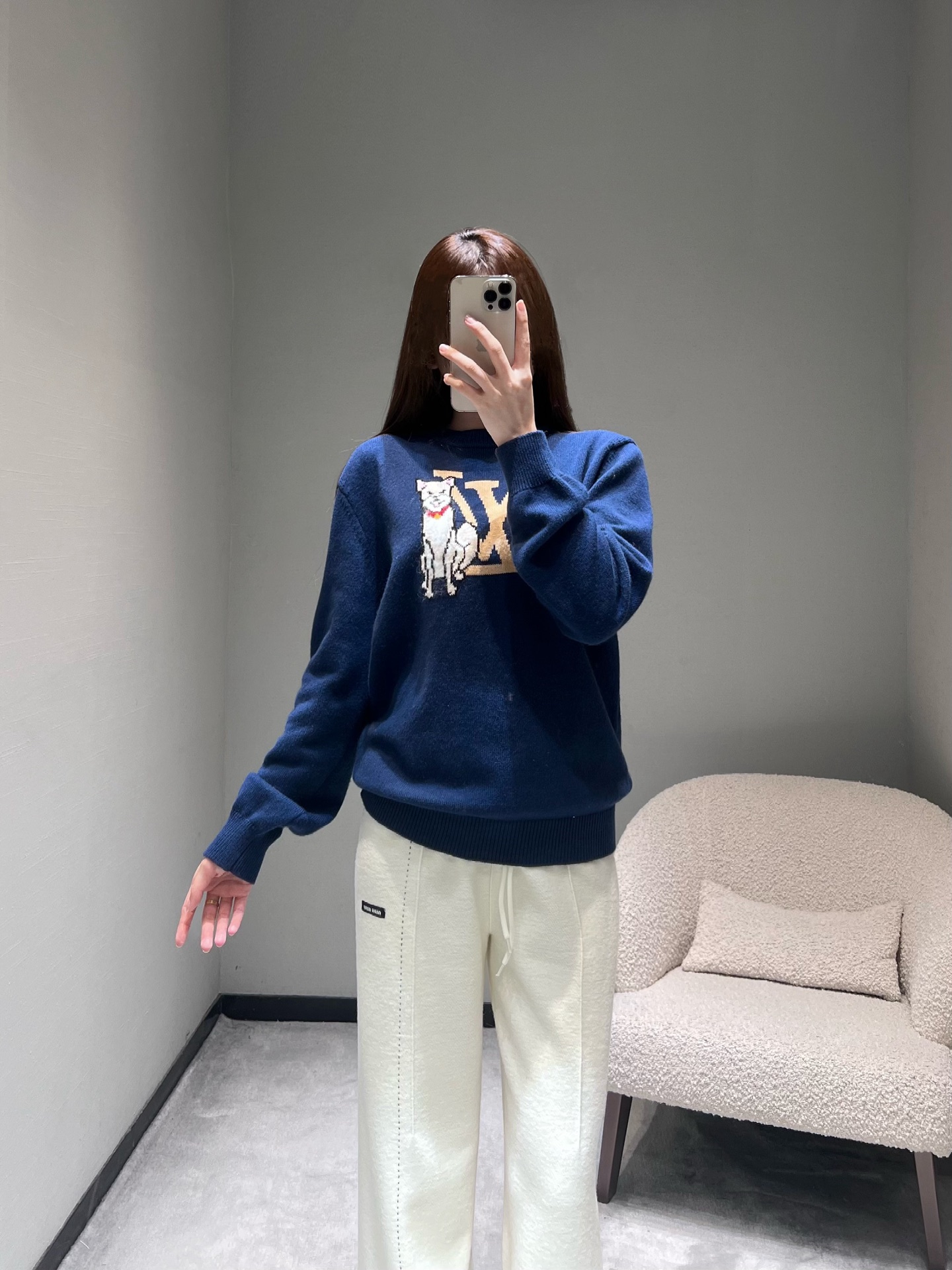 NO:665962,Louis Vit**on 2025FW limited new product series // Shiba Inu letter sweater is the first limited edition in Korea. It has a classic basic round neck style. The letter logo embroidery on the front of the body is combined with a cute puppy pattern. The golden letters and white puppy pattern are particularly eye-catching against the royal blue body, adding a lively and playful atmosphere. SML,, louis vuitton, sweaters,  19860909Louis Vit**on 2025FW限定新品系列//柴犬字母毛衣韩国限定首发款经典的基础圆领版型,衣身正面字母logo刺绣与萌趣的小狗图案组合,金色字母与白色小狗图案在宝蓝色衣身的衬托下格外醒目增添了活泼俏皮的氛围.SML,,louis vuitton,sweaters, ,Women's clothing