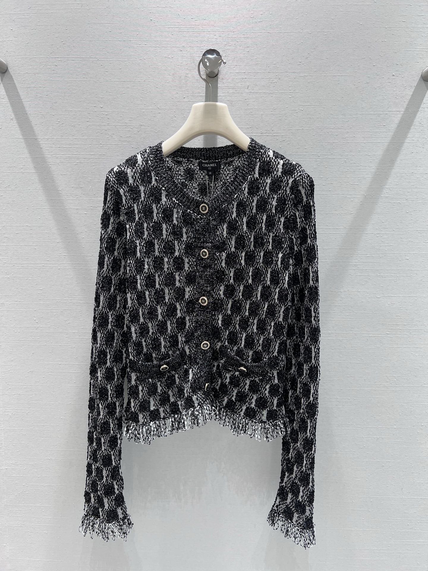 NO:665963,Supports exchange Chan*L 2026SS early spring new product series // Xiaoxiangfeng knitted cardigan is made of mixed-color woven woolen knitted fabric; round neck single-breasted version, the tassel raw edge details on the body are the finishing touch, breaking the monotony of solid color knitting, adding a smart and casual sense. The short cut has just the right proportions, which can naturally raise the waistline and optimize the body proportions. Three colors are available: light blue, taro pink, and black.  SML real shot details,,chanel, 19860909支持换款Chan*L 2026SS早春新品系列//小香风针织开衫混色编织的粗纺针织面料；圆领单排扣版型,衣身的流苏毛边细节是点睛之笔,打破了纯色针织的单调,增添了灵动的随性感,短款的剪裁比例恰到好处,能自然拉高腰线,优化身材比例.浅蓝、香芋粉、黑色三种色系可选 SML实拍细节,,chanel, ,Women's clothing