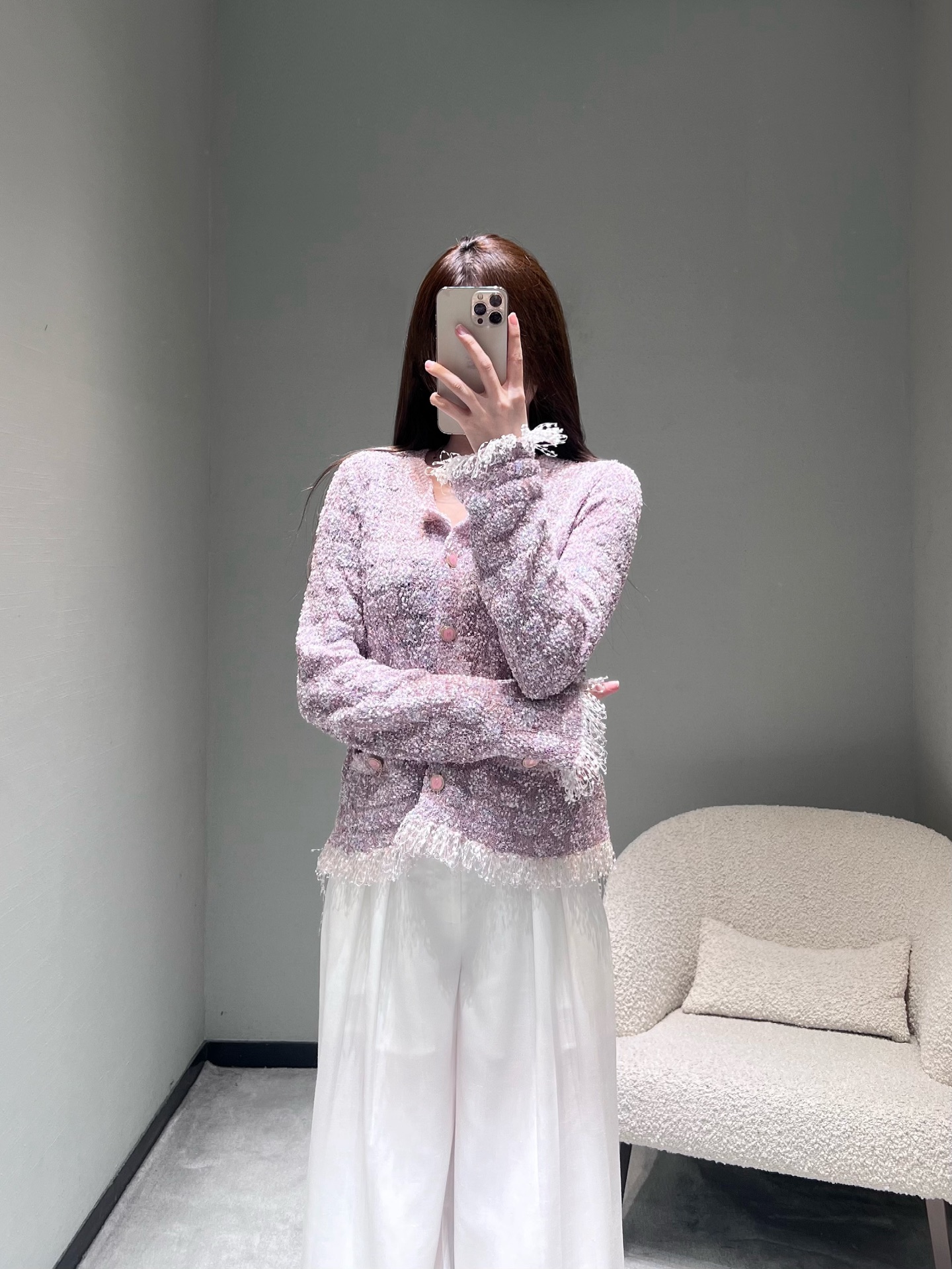 NO:665944,Chan*L 2026SS early spring new product series // Xiaoxiangfeng knitted cardigan is made of mixed-color woven woolen knitted fabric; round neck single-breasted version, the tassel raw edge details on the body are the finishing touch, breaking the monotony of solid color knitting, adding a smart and casual sense. The short cut has just the right proportions, which can naturally raise the waistline and optimize the body proportions. Three colors are available: light blue, taro pink, and black. SML,,chanel, 19860909Chan*L 2026SS早春新品系列//小香风针织开衫混色编织的粗纺针织面料；圆领单排扣版型,衣身的流苏毛边细节是点睛之笔,打破了纯色针织的单调,增添了灵动的随性感,短款的剪裁比例恰到好处,能自然拉高腰线,优化身材比例.浅蓝、香芋粉、黑色三种色系可选 SML,,chanel, ,Women's clothing