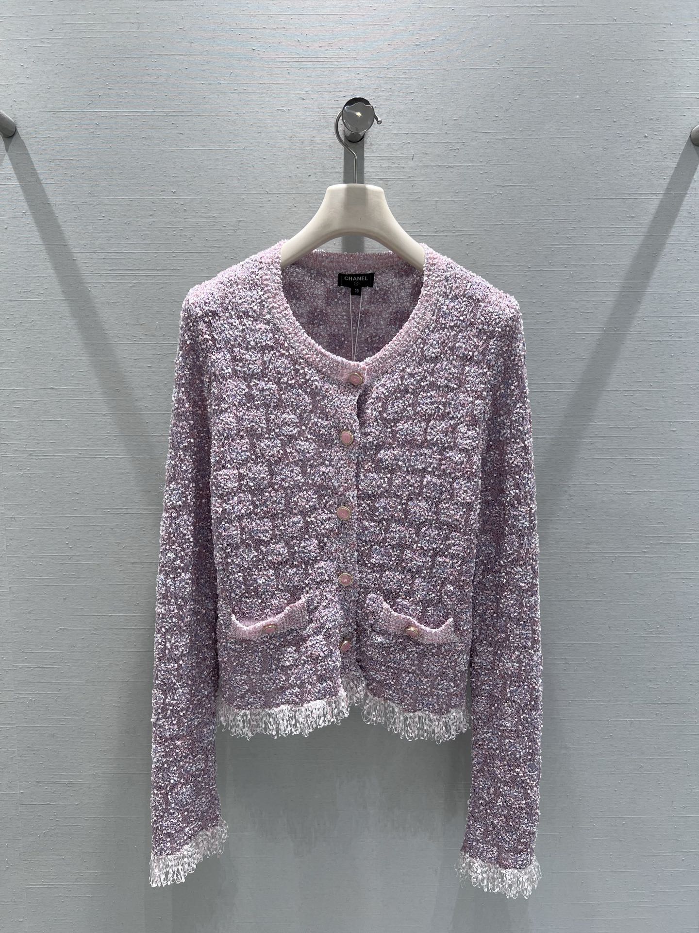 NO:665970,Supports exchange Chan*L 2026SS early spring new product series // Xiaoxiangfeng knitted cardigan is made of mixed-color woven woolen knitted fabric; round neck single-breasted version, the tassel raw edge details on the body are the finishing touch, breaking the monotony of solid color knitting, adding a smart and casual sense. The short cut has just the right proportions, which can naturally raise the waistline and optimize the body proportions. Three colors are available: light blue, taro pink, and black.  SML real shot details,,chanel, 19860909支持换款Chan*L 2026SS早春新品系列//小香风针织开衫混色编织的粗纺针织面料；圆领单排扣版型,衣身的流苏毛边细节是点睛之笔,打破了纯色针织的单调,增添了灵动的随性感,短款的剪裁比例恰到好处,能自然拉高腰线,优化身材比例.浅蓝、香芋粉、黑色三种色系可选 SML实拍细节,,chanel, ,Women's clothing