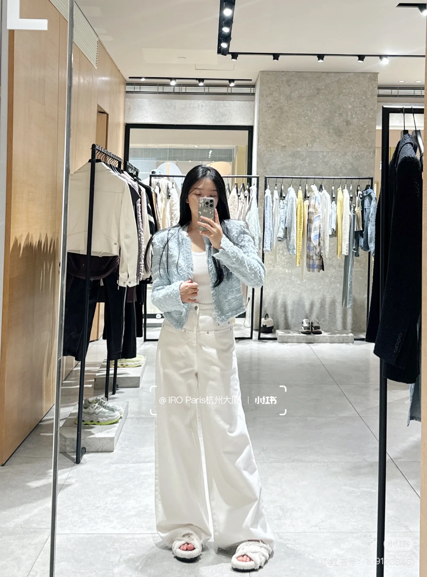 NO:665948,Chan*L 2026SS early spring new product series // Xiaoxiangfeng knitted cardigan is made of mixed-color woven woolen knitted fabric; round neck single-breasted version, the tassel raw edge details on the body are the finishing touch, breaking the monotony of solid color knitting, adding a smart and casual sense. The short cut has just the right proportions, which can naturally raise the waistline and optimize the body proportions. Three colors are available: light blue, taro pink, and black. SML,,chanel, 19860909Chan*L 2026SS早春新品系列//小香风针织开衫混色编织的粗纺针织面料；圆领单排扣版型,衣身的流苏毛边细节是点睛之笔,打破了纯色针织的单调,增添了灵动的随性感,短款的剪裁比例恰到好处,能自然拉高腰线,优化身材比例.浅蓝、香芋粉、黑色三种色系可选 SML,,chanel, ,Women's clothing