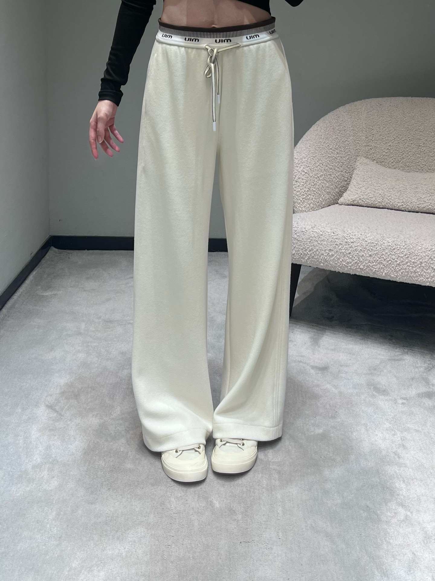 NO:665955,MIU*25FW new autumn and winter product series // Sports trousers and thickened sweatpants fabric; Contrast letter logo design on the waist, elastic waist drawstring style, becoming the visual focus, simple and unobtrusive; Loose and wide-leg type, with strong drape, can be matched with various styles. SML,, miumiu,  19860909MIU*25FW秋冬新品系列//运动长裤加厚卫裤面料；腰部撞色拼边字母logo设计,松紧腰抽绳款,成为视觉焦点,简约不突兀；宽松阔腿型,垂坠感强,随意搭配各种风格.SML,,miumiu, ,Women's clothing