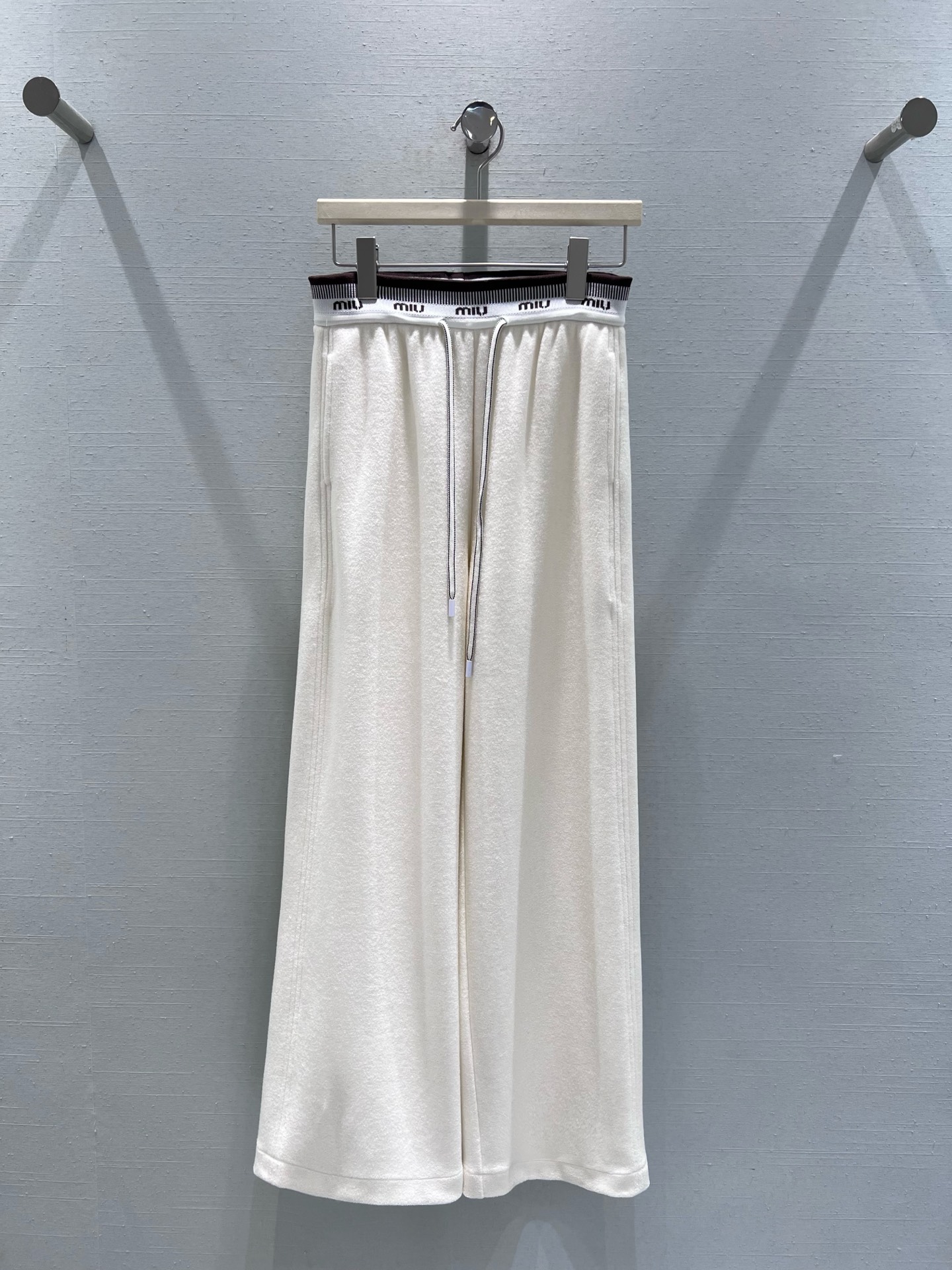 NO:665953,Support MIU*25FW autumn and winter new product series // Sports trousers and thickened sweatpants fabric; Contrast color patchwork letter logo design on the waist, elastic waist drawstring style, becoming the visual focus, simple and unobtrusive; Loose wide-leg type, strong drape, casually matched with various styles. SML real shot details,, miumiu,  19860909支持换款MIU*25FW秋冬新品系列//运动长裤加厚卫裤面料；腰部撞色拼边字母logo设计,松紧腰抽绳款,成为视觉焦点,简约不突兀；宽松阔腿型,垂坠感强,随意搭配各种风格.SML实拍细节,,miumiu, ,Women's clothing