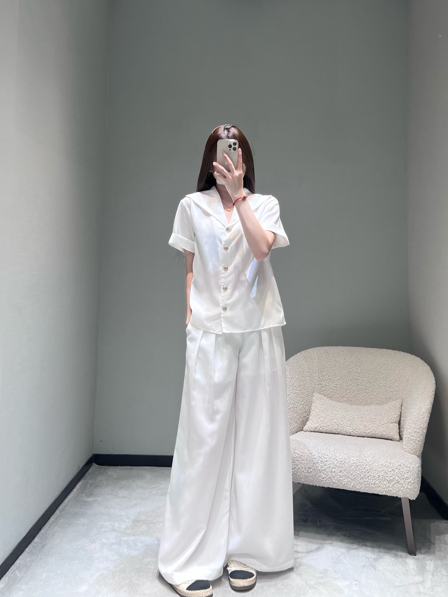 NO:666351,Tops, trousers 26SS early spring series // Short-sleeved shirt + wide-leg pants suit, made of smooth fabric with excellent drape. The top adopts a V-neck shape with large lapels, and metal buttons at the placket are used as details; the wide-leg pants are loose and smooth, which can perfectly cover the fat on the legs and show an elegant feeling when walking; pure white, simple and elegant, and not picky about skin color. SML,,shirts,T-shirt, 19860909上衣 长裤26SS早春系列//短袖衬衫+阔腿裤套装垂坠感极佳的顺滑面料.上衣采用大翻领的V字领型,门襟处的金属纽扣作为细节点缀；阔腿裤的版型宽松垂顺,能完美遮盖腿部赘肉,行走间尽显飘逸感；纯白色调,简约大气且不挑肤色.SML,,shirts,T-shirt, ,Women's clothing