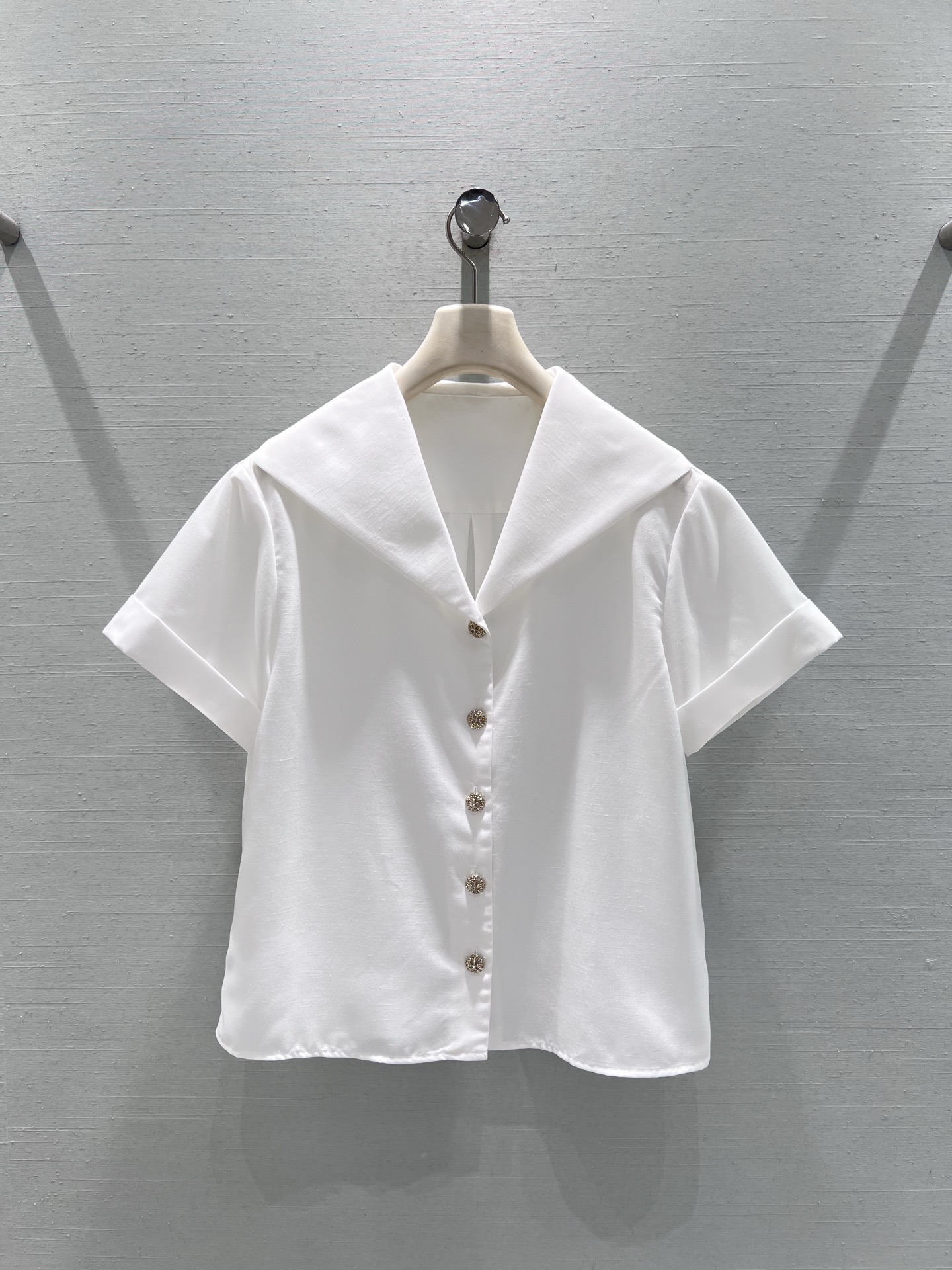 NO:666349,Tops and trousers can be exchanged for the 26SS early spring series // short-sleeved shirt + wide-leg pants suit made of smooth fabric with excellent drape. The top adopts a V-neck with large lapels and metal buttons at the placket as details; the wide-leg pants are loose and smooth, which can perfectly cover the fat on the legs and show an elegant feeling when walking; pure white color, simple and elegant and not picky about skin color. SML real shot details, shirts, T-shirt,  19860909上衣 长裤支持换款26SS早春系列//短袖衬衫+阔腿裤套装垂坠感极佳的顺滑面料.上衣采用大翻领的V字领型,门襟处的金属纽扣作为细节点缀；阔腿裤的版型宽松垂顺,能完美遮盖腿部赘肉,行走间尽显飘逸感；纯白色调,简约大气且不挑肤色.SML实拍细节,,shirts,T-shirt, ,Women's clothing