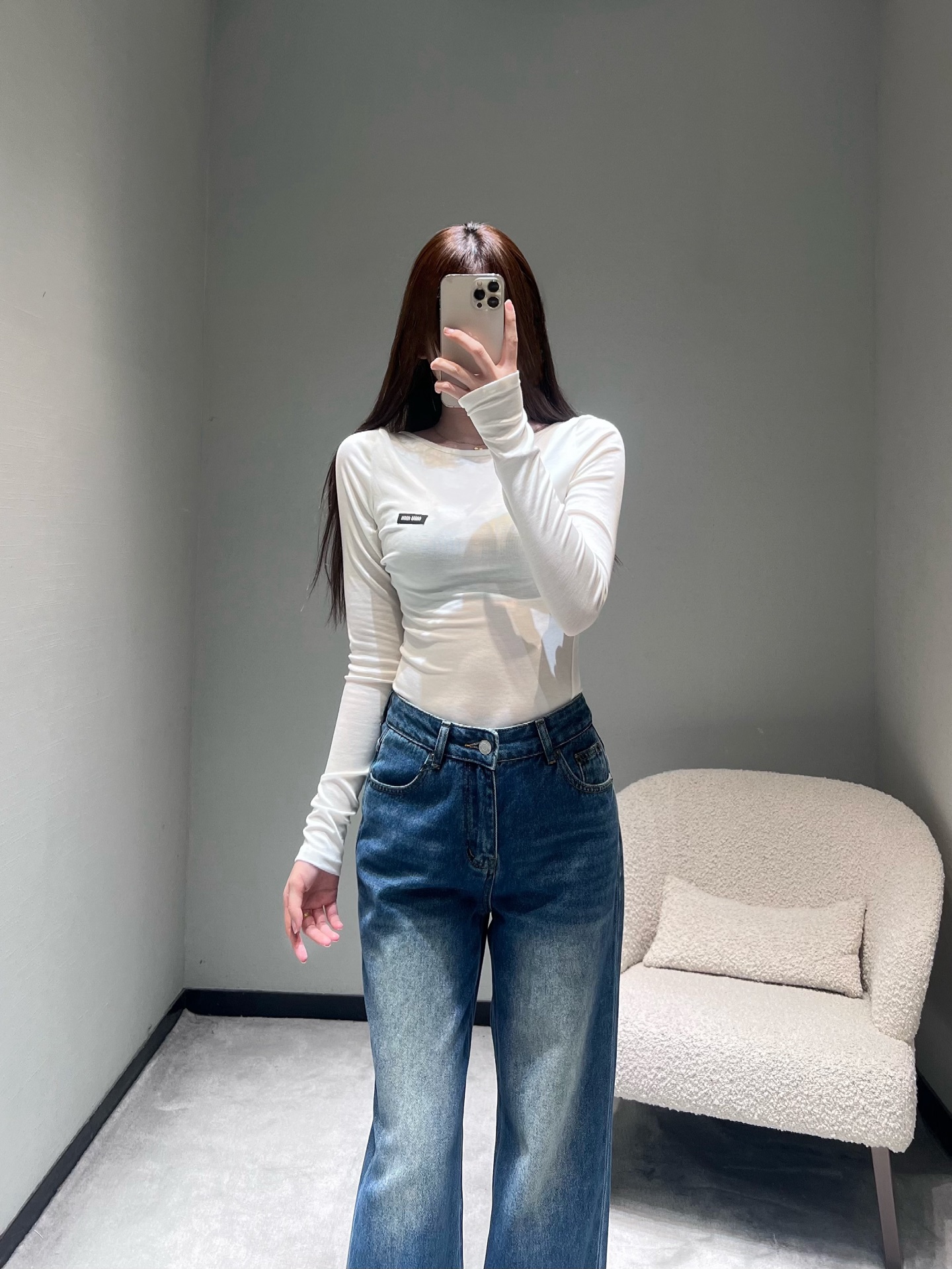 NO:666358,MIU*25FW new autumn and winter product series // Slim-fitting long-sleeved bottoming shirt is made of soft and skin-friendly knitted fabric, comfortable to wear but not tight, simple large round neck version, moderately exposed collarbone line, adding a little sexy while also suitable for various layering scenes; the body is embellished with small MIU letter logo, low-key to enhance the texture of details. Three colors available: SML, miumiu,  19860909MIU*25FW秋冬新品系列//修身长袖打底衫亲肤软糯的针织面料制作,贴身穿舒适不紧绷,简约的大圆领版型,适度露出锁骨线条,增添小性感的同时也能适配各种叠穿场景；衣身点缀小巧MIU字母logo,低调中提升细节质感.三色可选 SML,,miumiu, ,Women's clothing