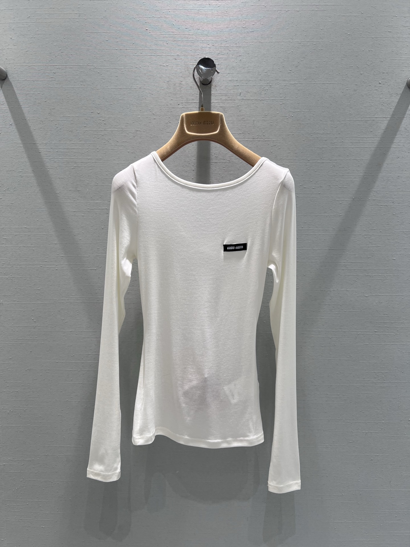 NO:666356,Supports replacement MIU*25FW new autumn and winter series // Slim-fitting long-sleeved bottoming shirt is made of skin-friendly and soft knitted fabric, comfortable to wear but not tight, simple large round neck version, moderately exposed collarbone line, adding a little sexy while also suitable for various layering scenes; the body is embellished with small MIU letter logo, low-key to enhance the texture of details. Three colors available SML real shot details, miumiu,  19860909支持换款MIU*25FW秋冬新品系列//修身长袖打底衫亲肤软糯的针织面料制作,贴身穿舒适不紧绷,简约的大圆领版型,适度露出锁骨线条,增添小性感的同时也能适配各种叠穿场景；衣身点缀小巧MIU字母logo,低调中提升细节质感.三色可选 SML实拍细节,,miumiu, ,Women's clothing