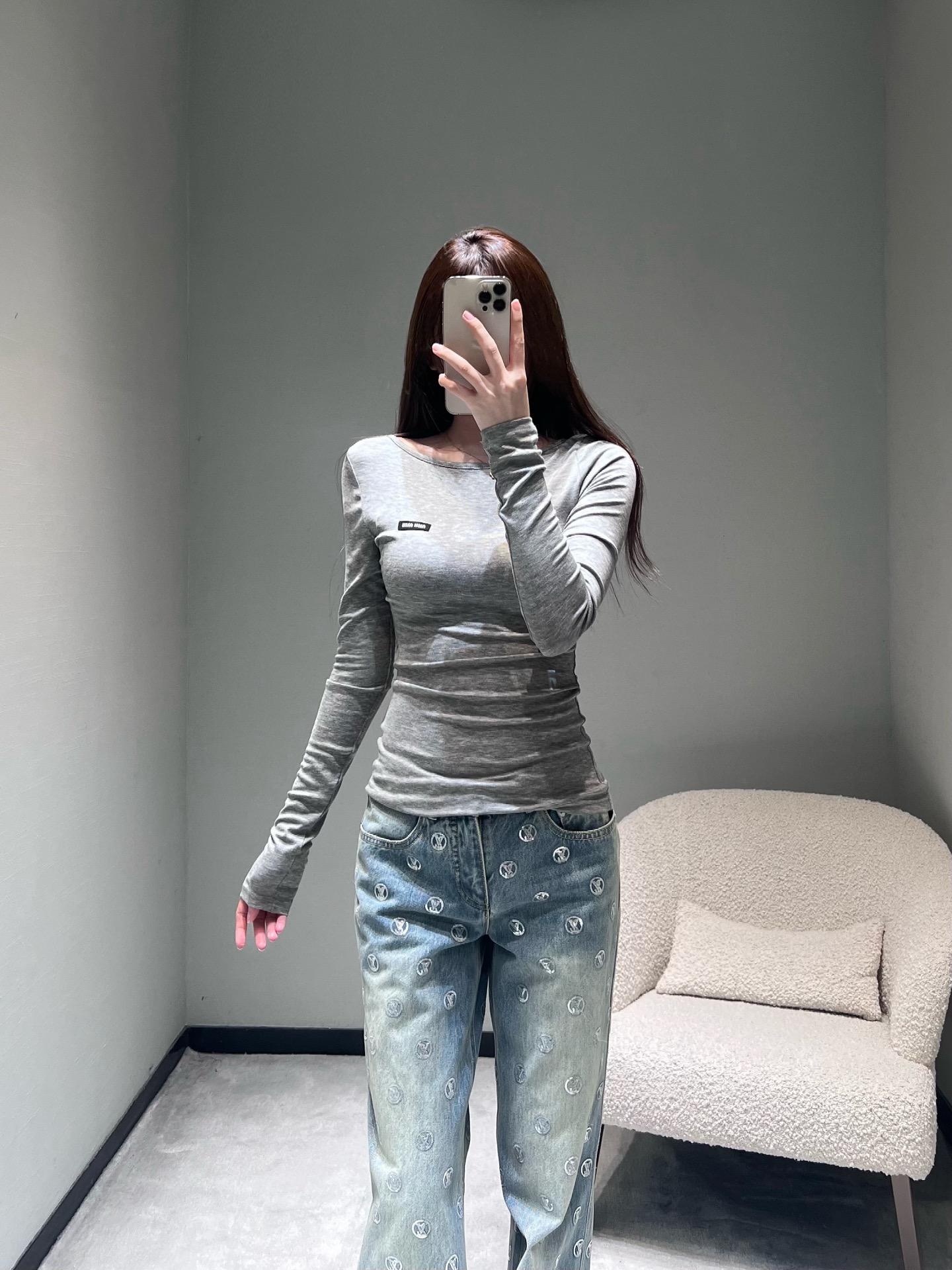 NO:666354,MIU*25FW new autumn and winter product series // Slim-fitting long-sleeved bottoming shirt is made of soft and skin-friendly knitted fabric, comfortable to wear but not tight, simple large round neck version, moderately exposed collarbone line, adding a little sexy while also suitable for various layering scenes; the body is embellished with small MIU letter logo, low-key to enhance the texture of details. Three colors available: SML, miumiu,  19860909MIU*25FW秋冬新品系列//修身长袖打底衫亲肤软糯的针织面料制作,贴身穿舒适不紧绷,简约的大圆领版型,适度露出锁骨线条,增添小性感的同时也能适配各种叠穿场景；衣身点缀小巧MIU字母logo,低调中提升细节质感.三色可选 SML,,miumiu, ,Women's clothing