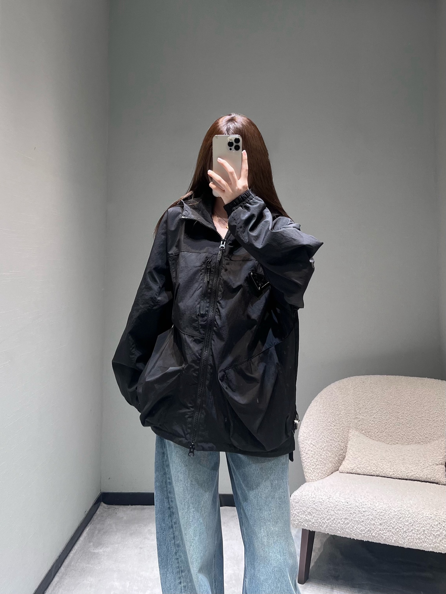 NO:666363,PRAD*2025FW new autumn and winter product series //Triangle logo hooded windproof jacket is made of high-quality nylon fabric, classic hooded version, front zipper pocket; the triangle logo on the body is the finishing touch, improving the sophistication of the item. The loose oversize version is highly tolerant to the body shape, creating a casual street style. The elastic design can be freely adjusted to enhance the windproof effect. SML,, prada, versace, jackets & coats, jackets &  coats,hats, 19860909PRAD*2025FW秋冬新品系列//三角标连帽防风夹克外套高质感的尼龙面料,经典的连帽版型,正面的拉链口袋；衣身三角标是点睛之笔、提升单品的精致度,宽松的oversize版型对身形包容度极高,打造出随性的街头风格,松紧设计可自由调节,增强防风效果.SML,,prada,versace,jackets & coats,jackets & coats,hats, ,Women's clothing