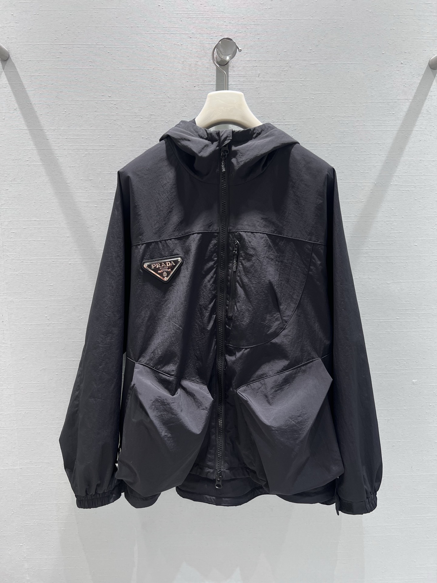 NO:683729,PRAD*FW new autumn and winter product series supported//Triangle logo hooded windproof jacket is made of high-quality nylon fabric, classic hooded style, front zipper pocket; the triangle logo on the body is the finishing touch, improving the sophistication of the item. The loose oversize version is highly tolerant to the body shape, creating a casual street style. The elastic design can be freely adjusted to enhance the windproof effect. SML real shot details, prada, versace, jackets & coats, jackets &  coats, hats,19860909支持换款PRAD*FW秋冬新品系列//三角标连帽防风夹克外套高质感的尼龙面料,经典的连帽版型,正面的拉链口袋；衣身三角标是点睛之笔、提升单品的精致度,宽松的oversize版型对身形包容度极高,打造出随性的街头风格,松紧设计可自由调节,增强防风效果.SML实拍细节,,prada,versace,jackets & coats,jackets & coats,hats,,Women's clothing