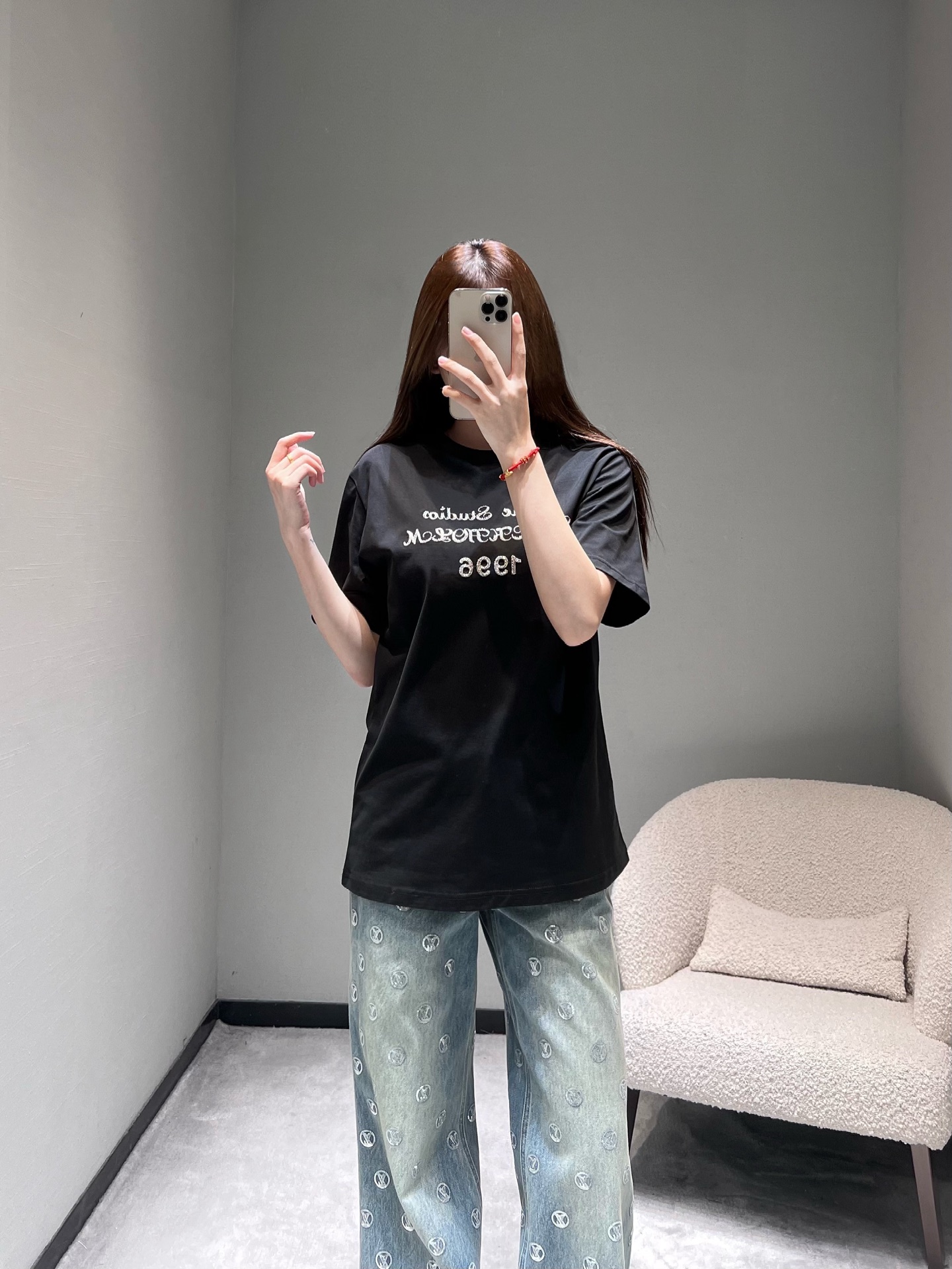 NO:666374,Acne S**dios25FW new series //Letter-decorated short-sleeved T-shirts are made of high-count cotton fabric, which is soft and skin-friendly, with good breathability and drape. The logo on the chest is combined with beading/drilling technology. It is three-dimensional and exquisite and full of luster. The simple version is atmospheric and easy to match. SML,,acne studios,dior,T-shirt,tees,t-shirt, 19860909Acne S**dios25FW新款系列//字母装饰短袖T恤采用高支数棉质面料,触感软糯亲肤,兼具良好的透气性与垂坠感,胸前logo字样结合钉珠/烫钻工艺打造,立体精致且富有光泽感,简约版型大气易搭配.SML,,acne studios,dior,T-shirt,tees，t-shirt, ,Women's clothing