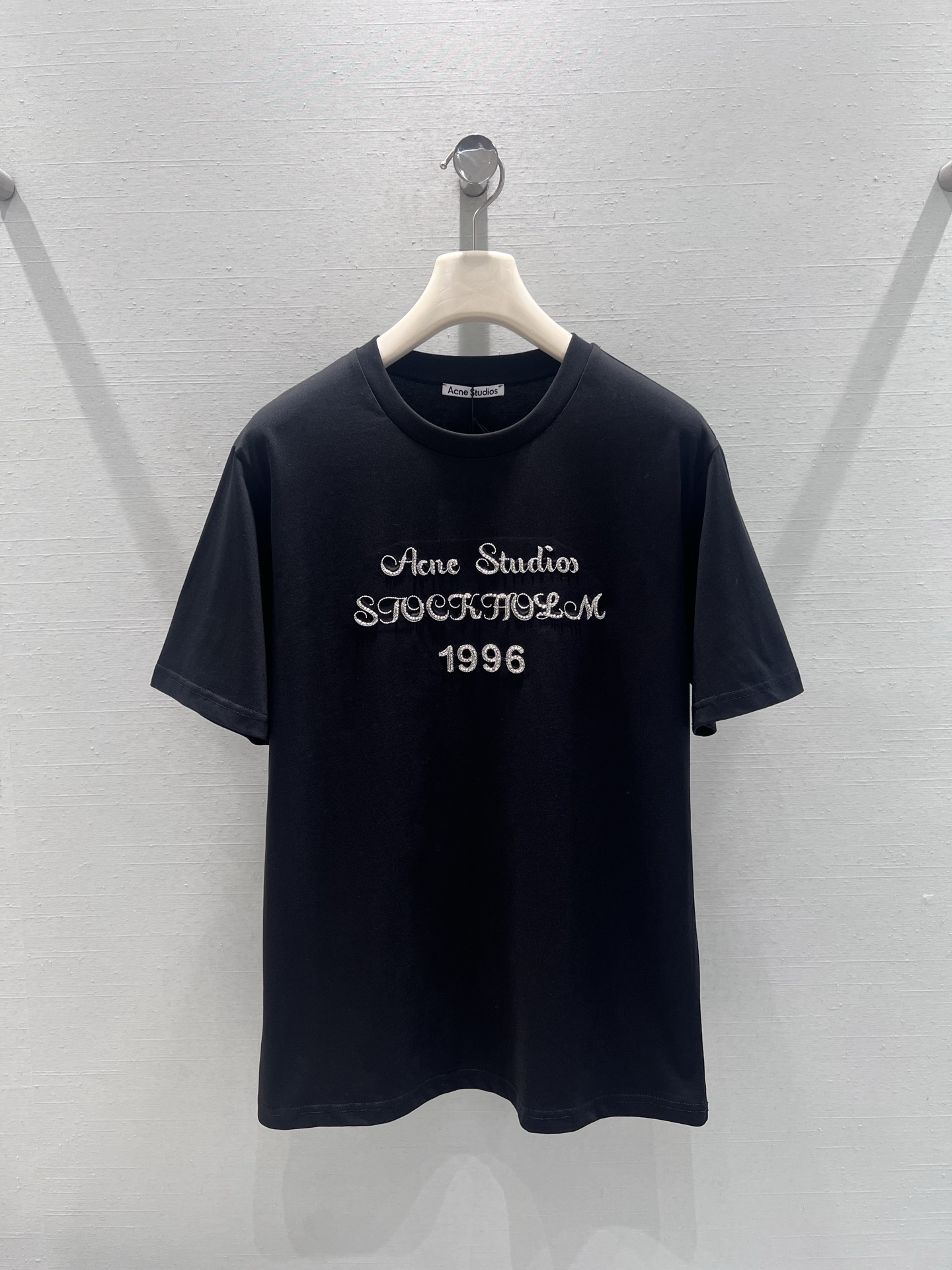 NO:666370,Supports exchange Acne S**dios25FW new series //Letter-decorated short-sleeved T-shirts are made of high-count cotton fabric, which is soft and skin-friendly, with good breathability and drape. The logo on the chest is combined with beading/drilling technology to create a three-dimensional and exquisite luster. The simple version is atmospheric and easy to match. SML real shot details,,acne studios,dior,T-shirt,tees,t-shirt, 19860909支持换款Acne S**dios25FW新款系列//字母装饰短袖T恤采用高支数棉质面料,触感软糯亲肤,兼具良好的透气性与垂坠感,胸前logo字样结合钉珠/烫钻工艺打造,立体精致且富有光泽感,简约版型大气易搭配.SML实拍细节,,acne studios,dior,T-shirt,tees，t-shirt, ,Women's clothing