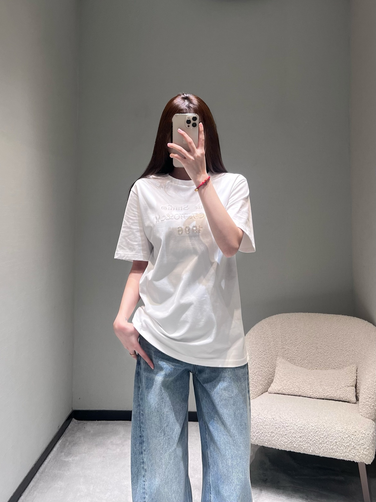 NO:666366,Acne S**dios25FW new series //Letter-decorated short-sleeved T-shirts are made of high-count cotton fabric, which is soft and skin-friendly, with good breathability and drape. The logo on the chest is combined with beading/drilling technology. It is three-dimensional and exquisite and full of luster. The simple version is atmospheric and easy to match. SML,,acne studios,dior,T-shirt,tees,t-shirt, 19860909Acne S**dios25FW新款系列//字母装饰短袖T恤采用高支数棉质面料,触感软糯亲肤,兼具良好的透气性与垂坠感,胸前logo字样结合钉珠/烫钻工艺打造,立体精致且富有光泽感,简约版型大气易搭配.SML,,acne studios,dior,T-shirt,tees，t-shirt, ,Women's clothing