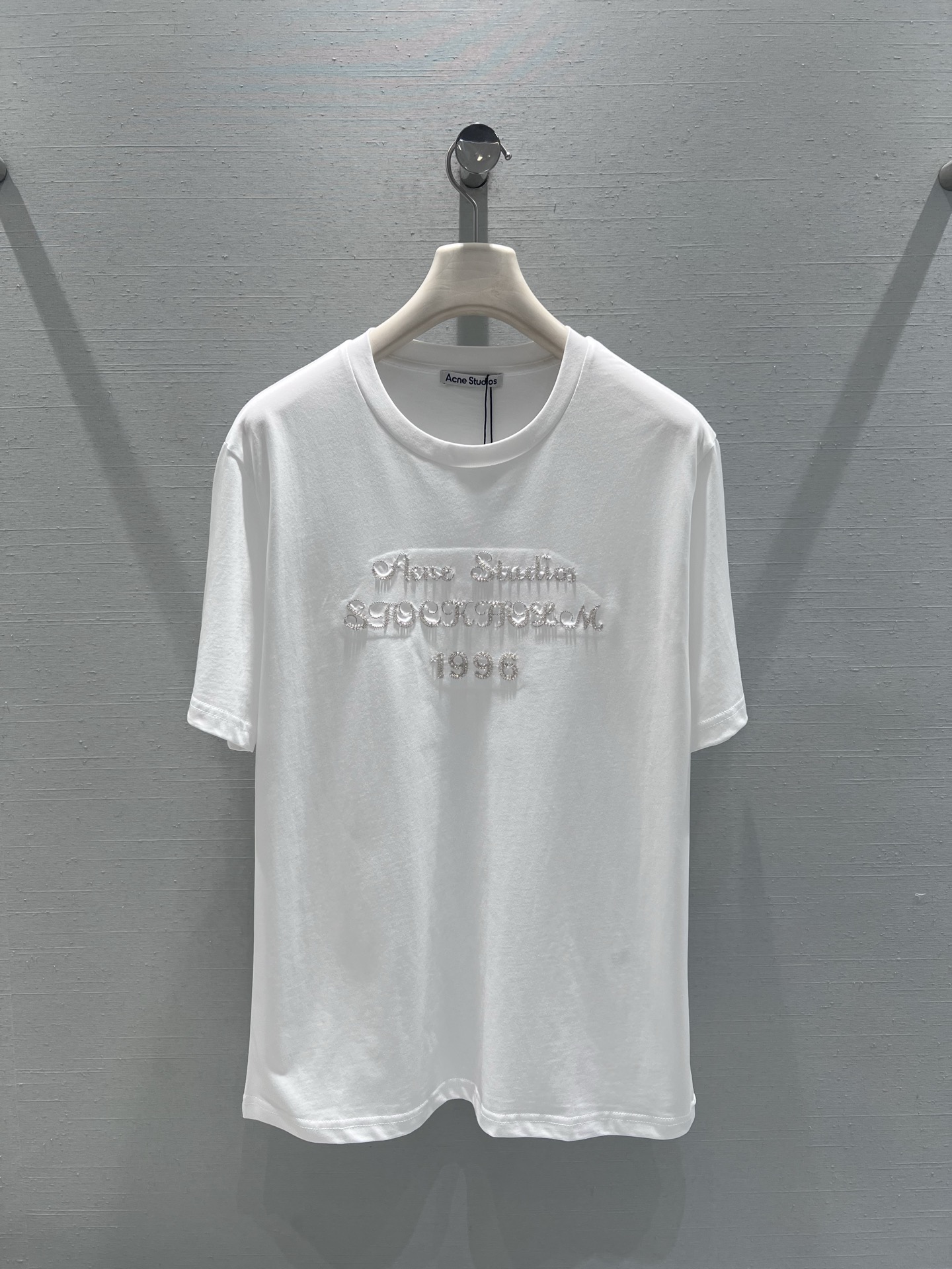 NO:666364,Supports exchange Acne S**dios25FW new series //Letter-decorated short-sleeved T-shirts are made of high-count cotton fabric, which is soft and skin-friendly, with good breathability and drape. The logo on the chest is combined with beading/drilling technology to create a three-dimensional and exquisite luster. The simple version is atmospheric and easy to match. SML real shot details,,acne studios,dior,T-shirt,tees,t-shirt, 19860909支持换款Acne S**dios25FW新款系列//字母装饰短袖T恤采用高支数棉质面料,触感软糯亲肤,兼具良好的透气性与垂坠感,胸前logo字样结合钉珠/烫钻工艺打造,立体精致且富有光泽感,简约版型大气易搭配.SML实拍细节,,acne studios,dior,T-shirt,tees，t-shirt, ,Women's clothing