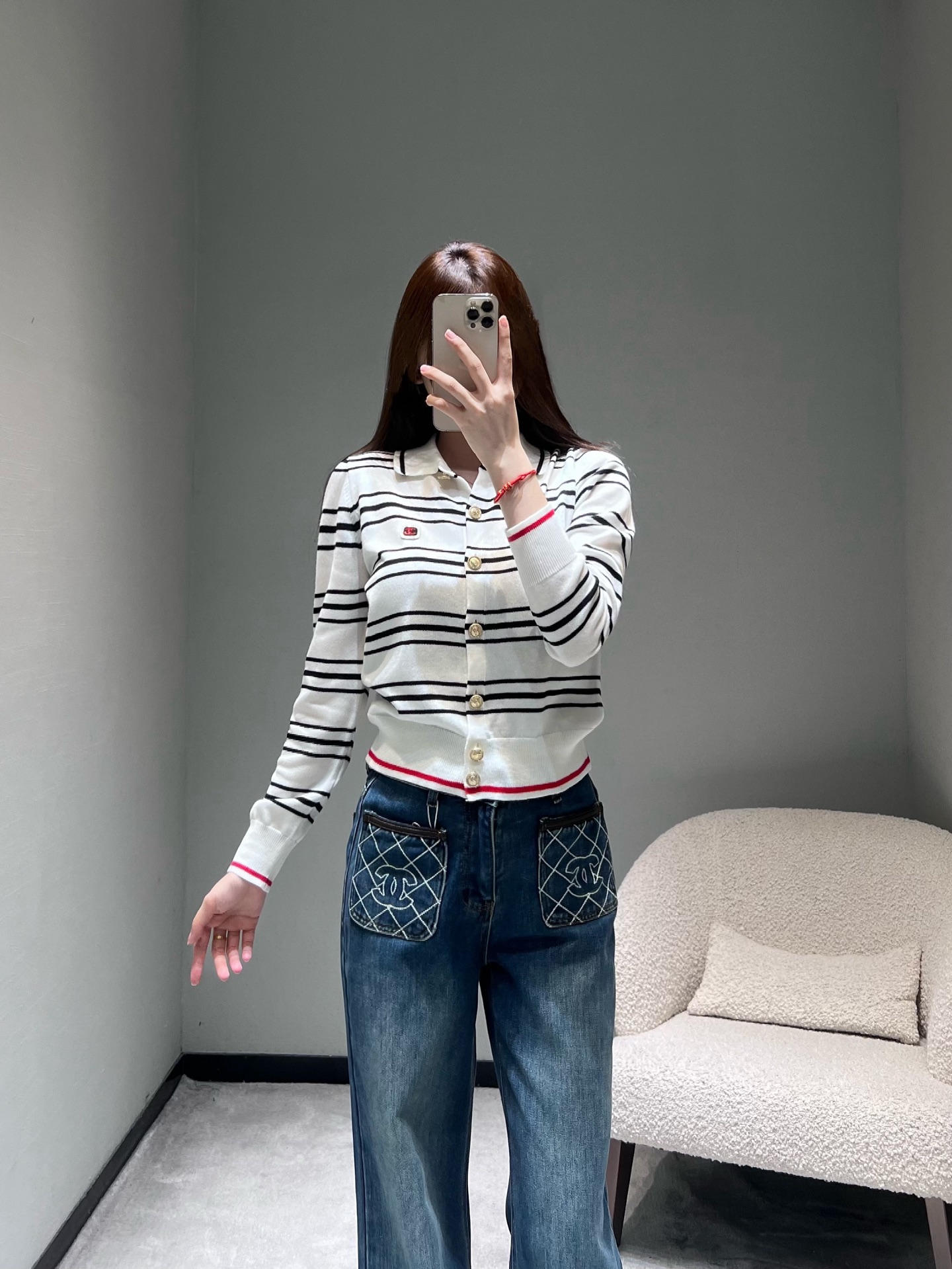 NO:666379,Chan*L 2026SS Early Spring New Product Series//Striped knitted cardigan with stripes as the main theme and lapel design outlines a simple and elegant French style. The metal buttons at the placket are exquisite and eye-catching, the three-dimensional patch of small incense on the chest, and the thin red trim on the hem and cuffs add a touch of smart detail to the overall black and white color scheme. SML,,chanel, 19860909Chan*L 2026SS早春新品系列//条纹针织开衫条纹为主调,搭配翻领设计,勾勒出简约大气的法式风格.门襟处的金属纽扣精致亮眼,胸口小香立体贴饰,下摆与袖口的红色细边装饰,为整体的黑白配色增添了一抹灵动的细节感.SML,,chanel, ,Women's clothing