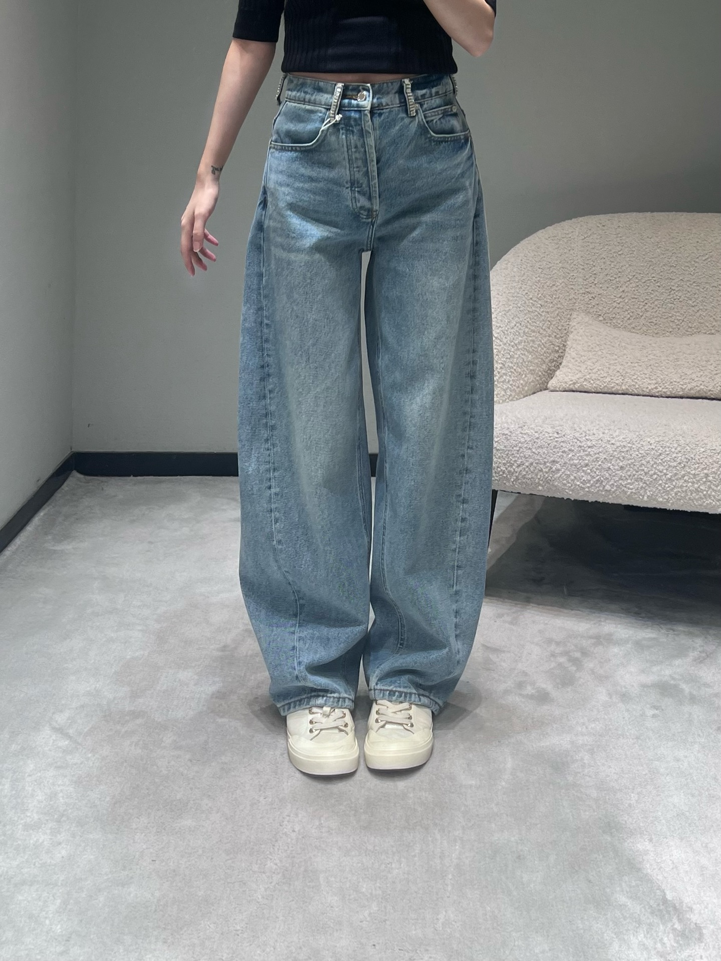 NO:666386,Alexander W*2025FW new autumn and winter product series // AW Wang washed and distressed wide-leg casual trousers are made of high-quality denim fabric. After washed and distressed processing, it presents a layered retro blue tone. It feels crisp but not stiff. The scimitar pants shape and high-waist design can raise the waistline; classic hardware buttons, and the details show the craftsmanship. SML,,  ,  19860909Alexander W*2025FW秋冬新品系列//AW大王水洗做旧阔腿休闲长裤品质丹宁牛仔面料,经过水洗做旧工艺处理,呈现出富有层次感的复古蓝调,触感挺括却不僵硬,弯刀裤型,高腰设计能拉高腰线；经典的五金纽扣,细节处尽显工艺质感.SML,, , ,Women's clothing