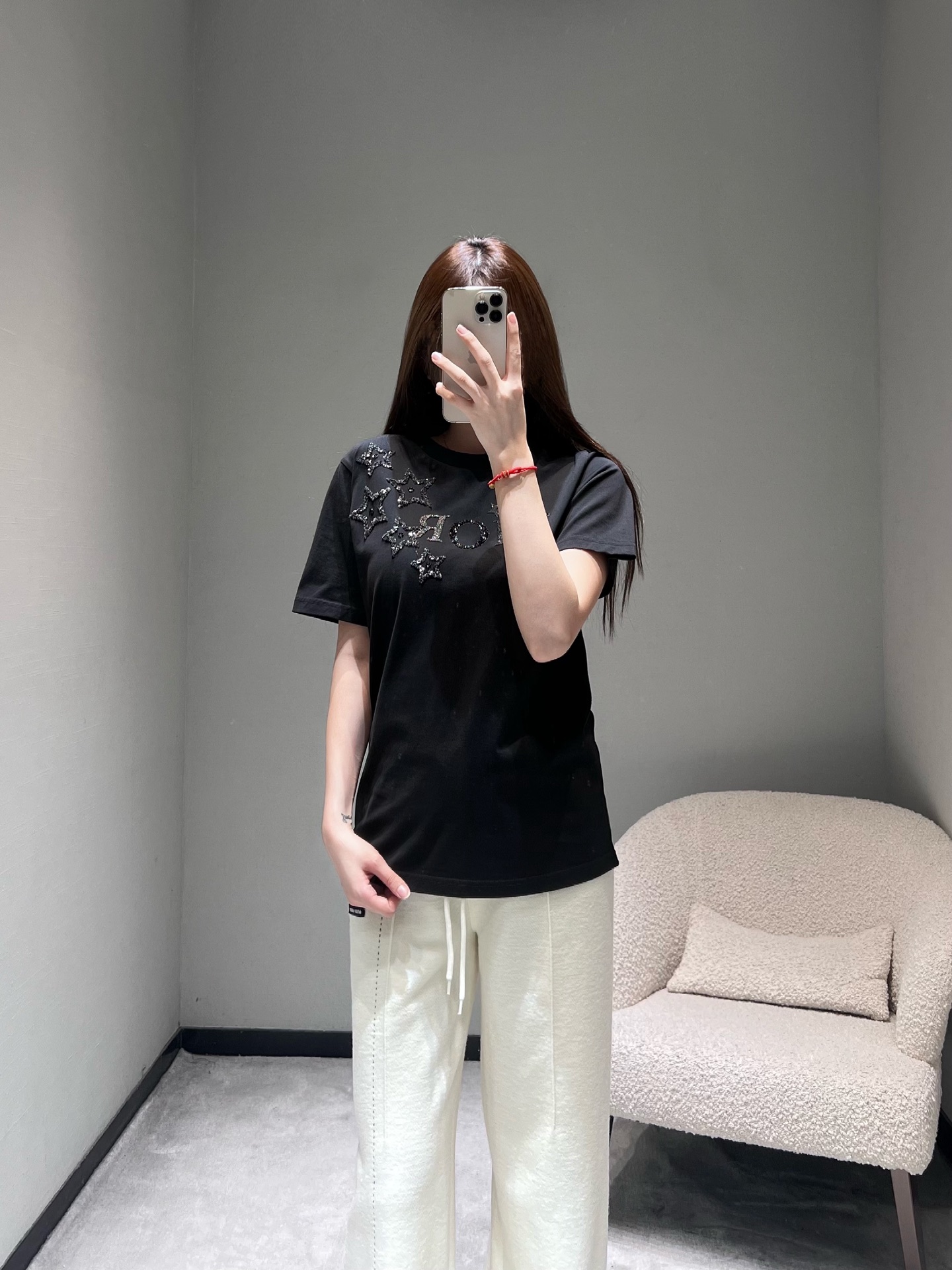 NO:666367,DIO*26SS early spring new product series // CD star decorated short-sleeved T-shirt body is made of high-quality cotton fabric, which is soft to the skin; the three-dimensional CD letter logo is matched with hand-inlaid star decoration, and the diamond decoration is sparkling but not exaggerated, adding a delicate sense of light luxury to the basic T-shirt. The star element also gives the item a smart fashion atmosphere, breaking the monotony of solid color T-shirts. SML,, dior, T-shirt, tees, t-shirt,  19860909DIO*26SS早春新品系列//CD星星装饰短袖T恤衣身选用高品质棉质面料,触感亲肤柔软；立体CD字母标识搭配手工镶嵌的星星装饰,钻饰闪耀夺目却不浮夸,为基础款T恤增添了精致的轻奢感,星星元素还赋予单品灵动的时尚气息,打破纯色T恤的单调.SML,,dior,T-shirt,tees，t-shirt, ,Women's clothing