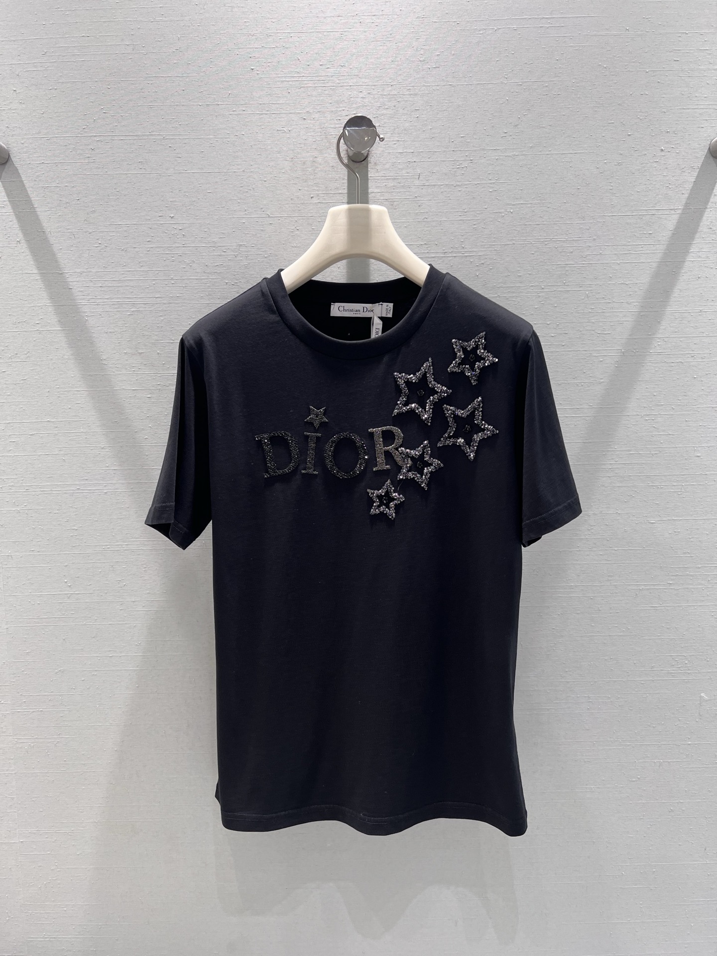 NO:666395,Support exchange DIO*26SS early spring new product series //CD star decorated short-sleeved T-shirt body is made of high-quality cotton fabric, soft to the touch; the three-dimensional CD letter logo is matched with hand-inlaid star decoration, the diamond decoration is sparkling but not exaggerated, adding a delicate sense of light luxury to the basic T-shirt. The star element also gives the item a smart fashion atmosphere, breaking the monotony of solid color T-shirts. SML real shot details, dior, T-shirt, tees, t-shirt, alexander  wang19860909支持换款DIO*26SS早春新品系列//CD星星装饰短袖T恤衣身选用高品质棉质面料,触感亲肤柔软；立体CD字母标识搭配手工镶嵌的星星装饰,钻饰闪耀夺目却不浮夸,为基础款T恤增添了精致的轻奢感,星星元素还赋予单品灵动的时尚气息,打破纯色T恤的单调.SML实拍细节,,dior,T-shirt,tees，t-shirt, ,Women's clothing