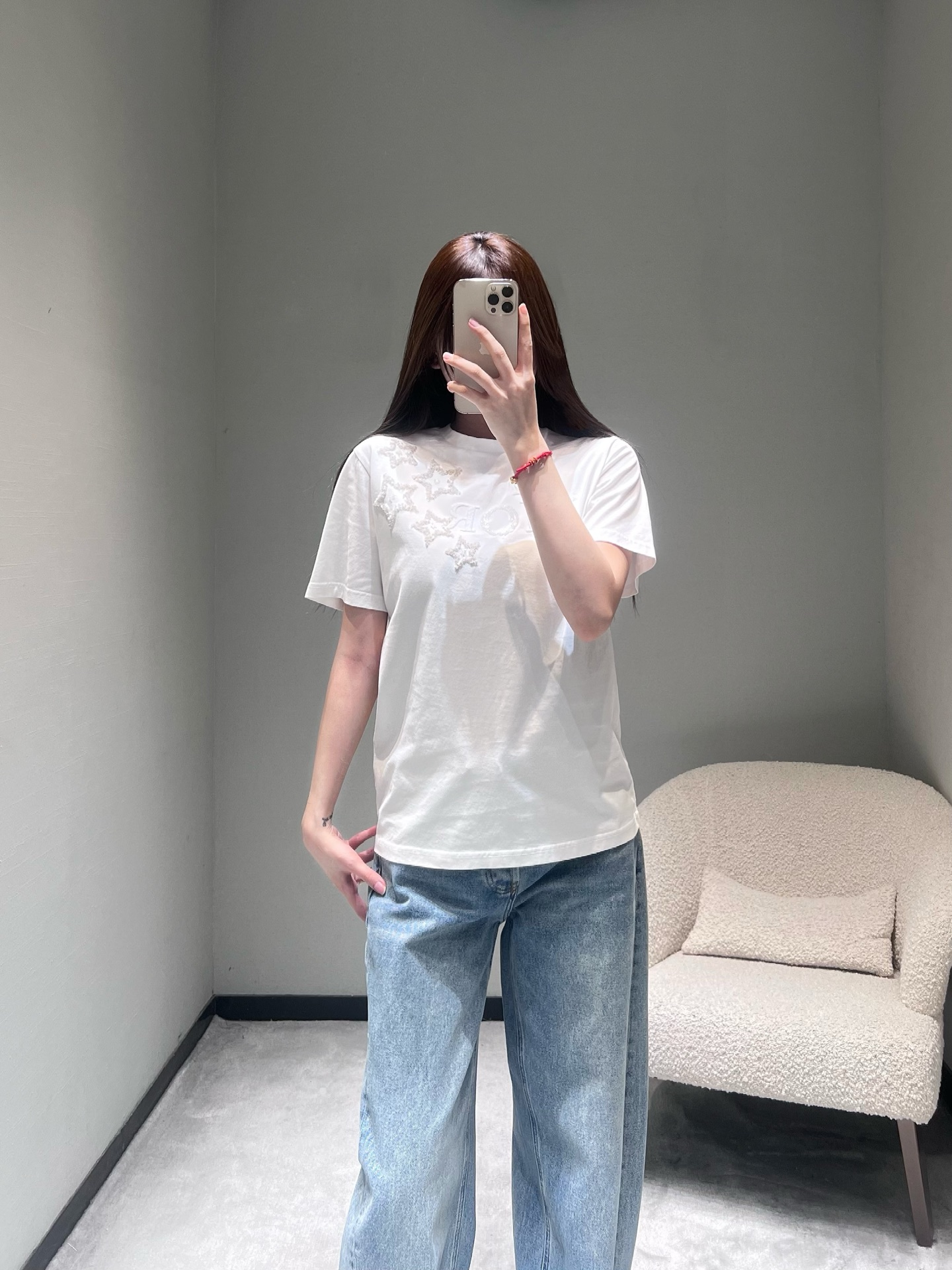 NO:666391,DIO*26SS early spring new product series // CD star decorated short-sleeved T-shirt body is made of high-quality cotton fabric, which is soft to the skin; the three-dimensional CD letter logo is matched with hand-inlaid star decoration, and the diamond decoration is sparkling but not exaggerated, adding a delicate sense of light luxury to the basic T-shirt. The star element also gives the item a smart fashion atmosphere, breaking the monotony of solid color T-shirts. SML,, dior, T-shirt, tees, t-shirt,  19860909DIO*26SS早春新品系列//CD星星装饰短袖T恤衣身选用高品质棉质面料,触感亲肤柔软；立体CD字母标识搭配手工镶嵌的星星装饰,钻饰闪耀夺目却不浮夸,为基础款T恤增添了精致的轻奢感,星星元素还赋予单品灵动的时尚气息,打破纯色T恤的单调.SML,,dior,T-shirt,tees，t-shirt, ,Women's clothing