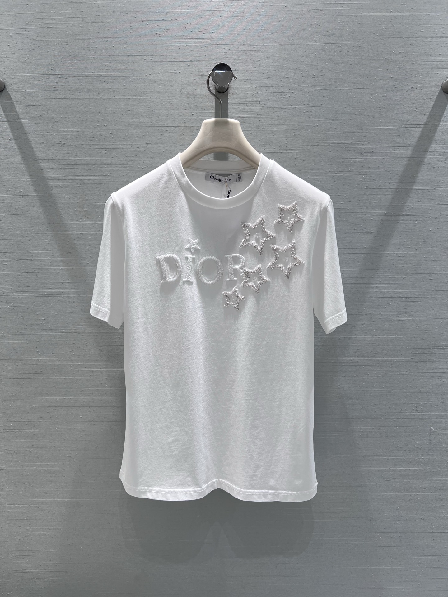 NO:666389,Support exchange DIO*26SS early spring new product series //CD star decorated short-sleeved T-shirt body is made of high-quality cotton fabric, soft to the touch; the three-dimensional CD letter logo is matched with hand-inlaid star decoration, the diamond decoration is sparkling but not exaggerated, adding a delicate sense of light luxury to the basic T-shirt. The star element also gives the item a smart fashion atmosphere, breaking the monotony of solid color T-shirts. SML real shot details, dior, T-shirt, tees, t-shirt, alexander  wang19860909支持换款DIO*26SS早春新品系列//CD星星装饰短袖T恤衣身选用高品质棉质面料,触感亲肤柔软；立体CD字母标识搭配手工镶嵌的星星装饰,钻饰闪耀夺目却不浮夸,为基础款T恤增添了精致的轻奢感,星星元素还赋予单品灵动的时尚气息,打破纯色T恤的单调.SML实拍细节,,dior,T-shirt,tees，t-shirt, ,Women's clothing