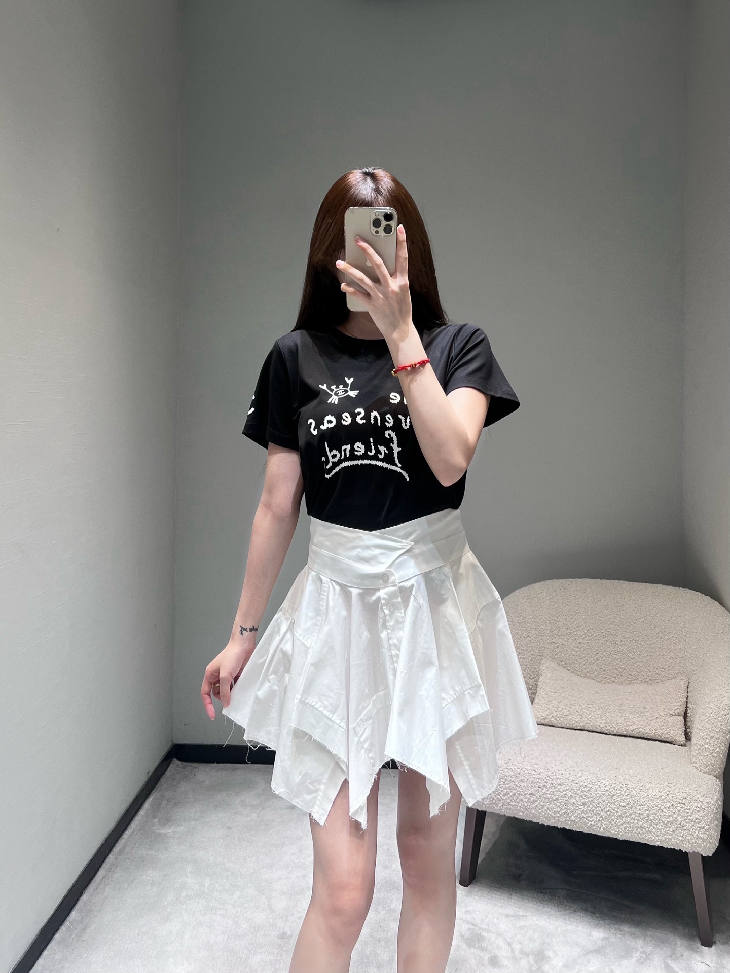 NO:666848,Chan*L 2026SS Early Spring New Product Series // The hand-painted text pattern on the chest of the hand-painted short-sleeved T-shirt is matched with small cartoon elements. The brushstrokes are smart and playful, breaking the monotony of the solid-color T-shirt and adding a lively artistic atmosphere to the whole; the cuffs are embellished with the classic double C logo, and the details are exquisite, full of childlike interest and French elegance~SML,,chanel,T-shirt,tees,t-shirt, 19860909Chan*L 2026SS早春新品系列//手绘字母短袖T恤胸前的手绘风文字图案搭配卡通小元素,笔触灵动俏皮,打破了纯色T恤的单调感,为整体增添了活泼的艺术氛围；袖口处点缀经典的双C标识,细节处尽显精致,充满童趣和法式优雅气息～SML,,chanel,T-shirt,tees，t-shirt, ,Women's clothing