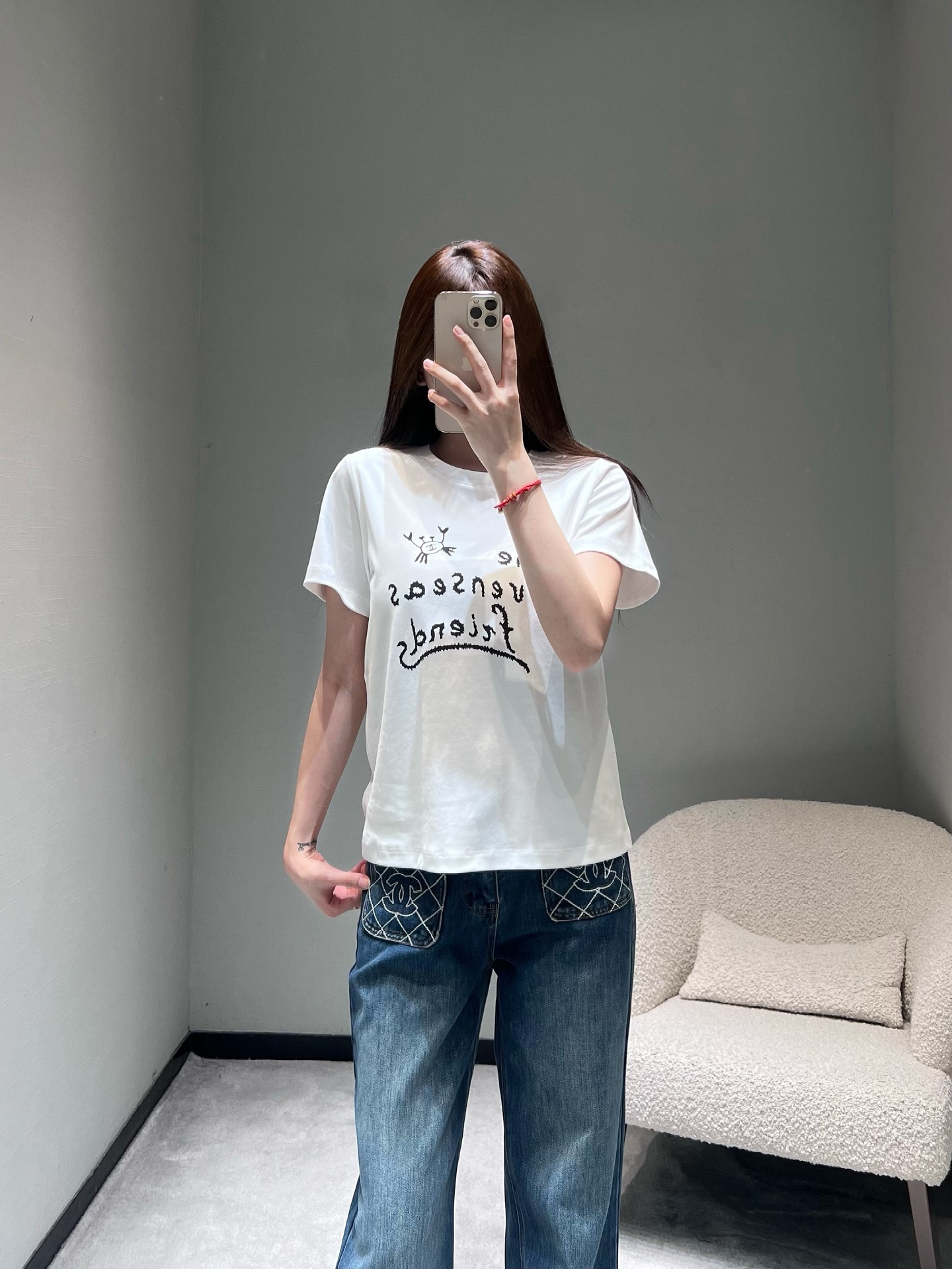 NO:666841,Chan*L 2026SS Early Spring New Product Series // The hand-painted text pattern on the chest of the hand-painted short-sleeved T-shirt is matched with small cartoon elements. The brushstrokes are smart and playful, breaking the monotony of the solid-color T-shirt and adding a lively artistic atmosphere to the whole; the cuffs are embellished with the classic double C logo, and the details are exquisite, full of childlike interest and French elegance~SML,,chanel,T-shirt,tees,t-shirt, 19860909Chan*L 2026SS早春新品系列//手绘字母短袖T恤胸前的手绘风文字图案搭配卡通小元素,笔触灵动俏皮,打破了纯色T恤的单调感,为整体增添了活泼的艺术氛围；袖口处点缀经典的双C标识,细节处尽显精致,充满童趣和法式优雅气息～SML,,chanel,T-shirt,tees，t-shirt, ,Women's clothing