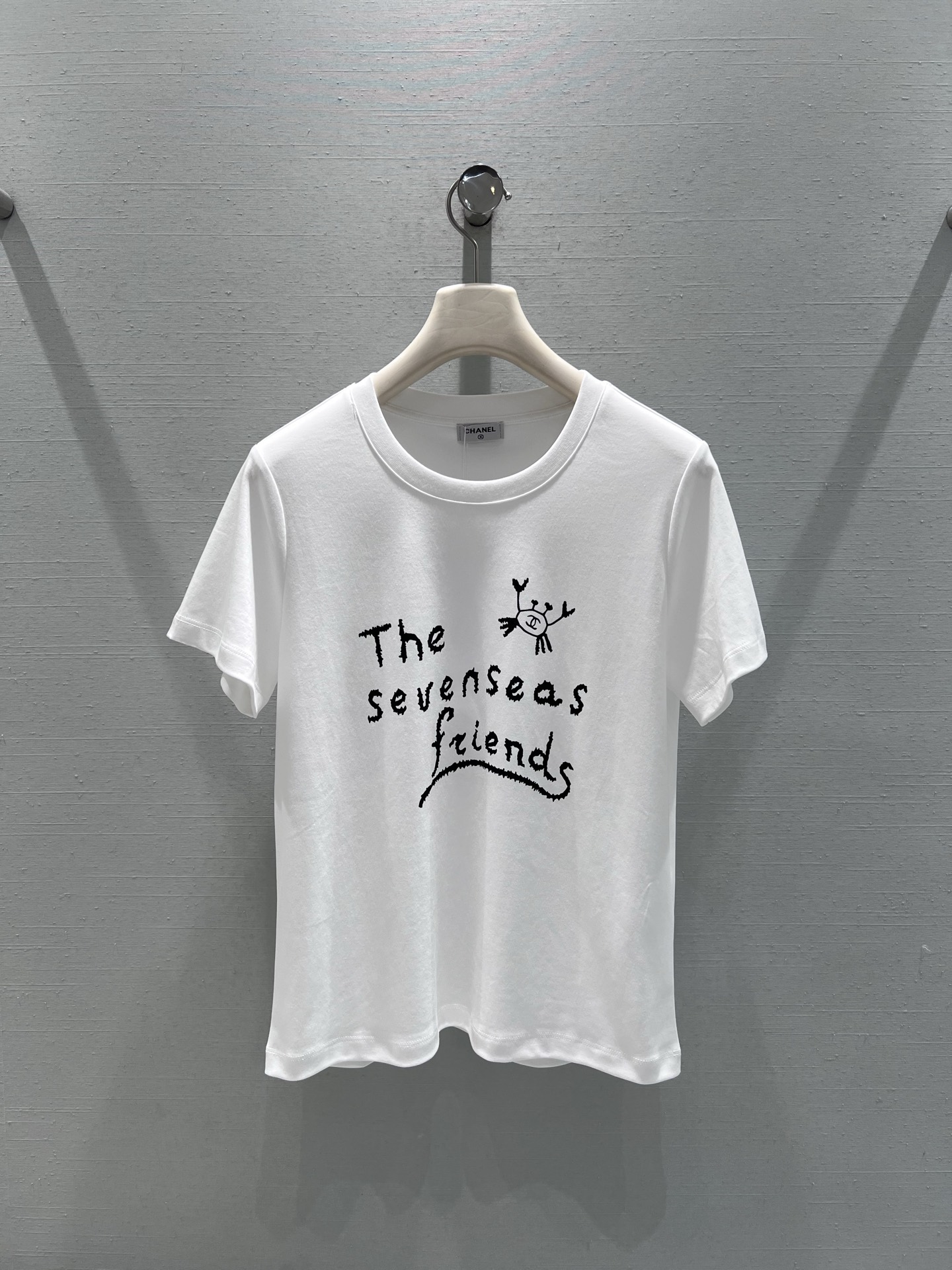 NO:666839,Support exchange Chan*L 2026SS early spring new product series // The hand-painted letters on the chest of the short-sleeved T-shirt are matched with small cartoon elements. The brushwork is smart and playful, breaking the monotony of the solid-color T-shirt and adding a lively artistic atmosphere to the whole; the cuffs are embellished with the classic double C logo, and the details are exquisite, full of childlike interest and French elegance~SML,,chanel,T-shirt,tees,t-shirt, 19860909支持换款Chan*L 2026SS早春新品系列//手绘字母短袖T恤胸前的手绘风文字图案搭配卡通小元素,笔触灵动俏皮,打破了纯色T恤的单调感,为整体增添了活泼的艺术氛围；袖口处点缀经典的双C标识,细节处尽显精致,充满童趣和法式优雅气息～SML,,chanel,T-shirt,tees，t-shirt, ,Women's clothing