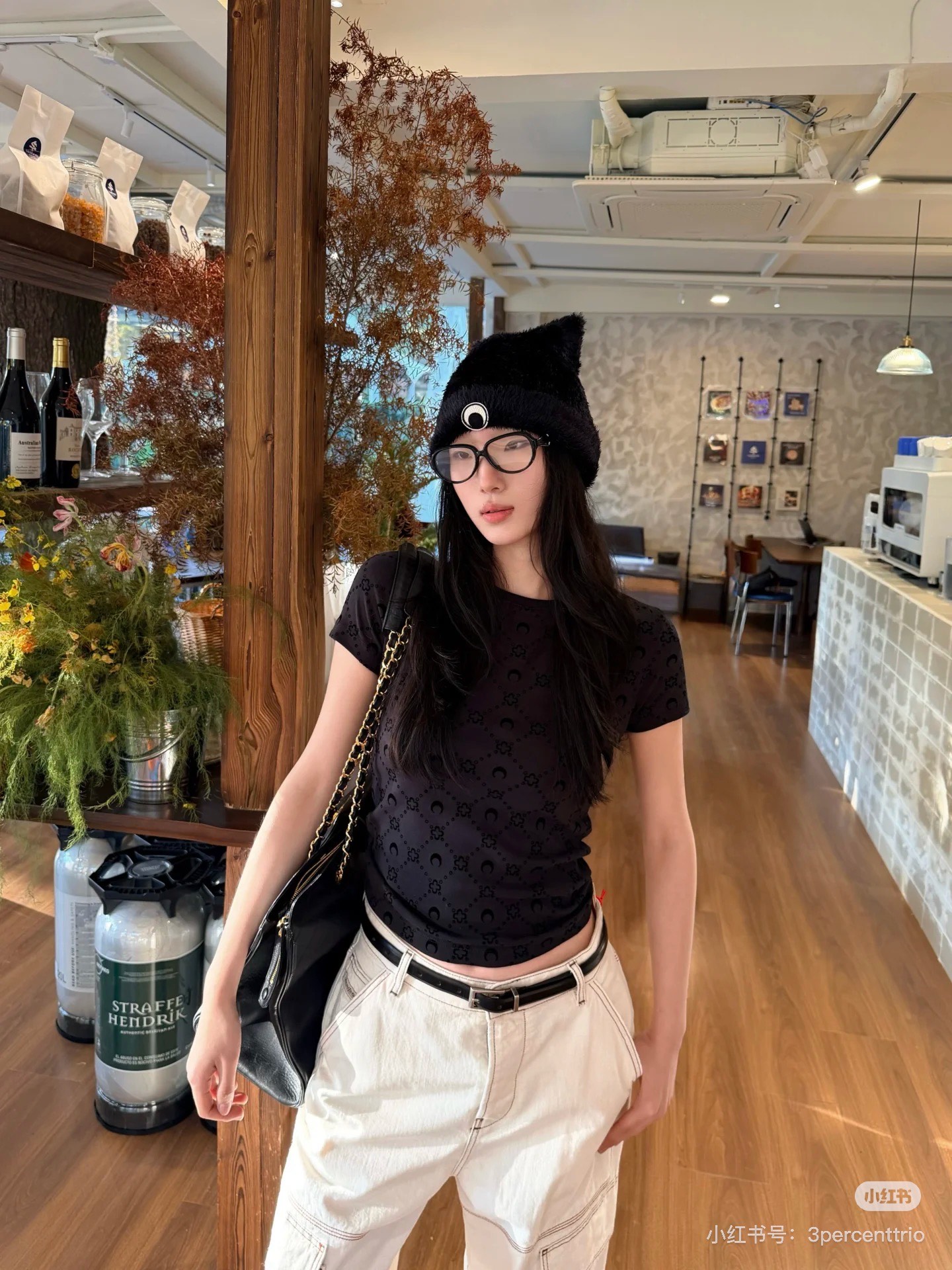 NO:666834,marine ser*2026SS early spring new product series/moon presbyopic short-sleeved T-shirt is made of flocking fabrics. The overall color is dark black with a crescent moon print design of the same color. It is low-key and reveals a unique sense of trend. The short and slim version can cleverly outline the body shape and raise the waistline. SML,, T-shirt, tees, t-shirt,  19860909marine ser*2026SS早春新品系列/月亮老花短袖T恤选用植绒面料打造,整体为深黑底色搭配同色系月牙满印设计,低调中透着独特的潮流感,短款修身的版型能够巧妙勾勒身形,拉高腰线.SML,,T-shirt,tees，t-shirt, ,Women's clothing