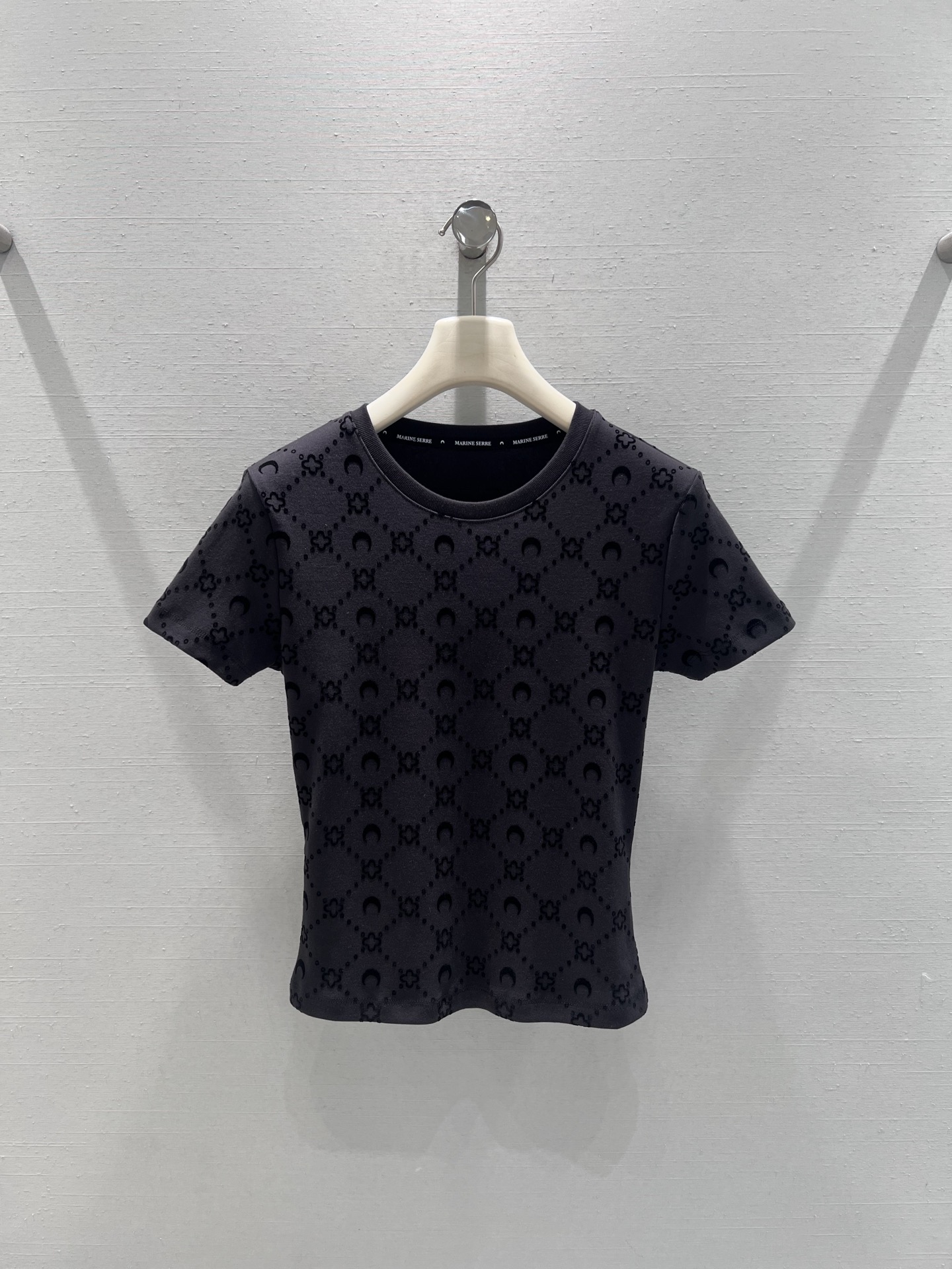 NO:666833,Support exchange marine ser*2026SS early spring new product series/Moon presbyopic short-sleeved T-shirt is made of flocking fabrics. The overall color is dark black with a crescent moon print design of the same color. It is low-key and reveals a unique sense of trend. The short and slim version can cleverly outline the body shape and raise the waistline. SML real shot details,, T-shirt, tees, t-shirt,  19860909支持换款marine ser*2026SS早春新品系列/月亮老花短袖T恤选用植绒面料打造,整体为深黑底色搭配同色系月牙满印设计,低调中透着独特的潮流感,短款修身的版型能够巧妙勾勒身形,拉高腰线.SML实拍细节,,T-shirt,tees，t-shirt, ,Women's clothing