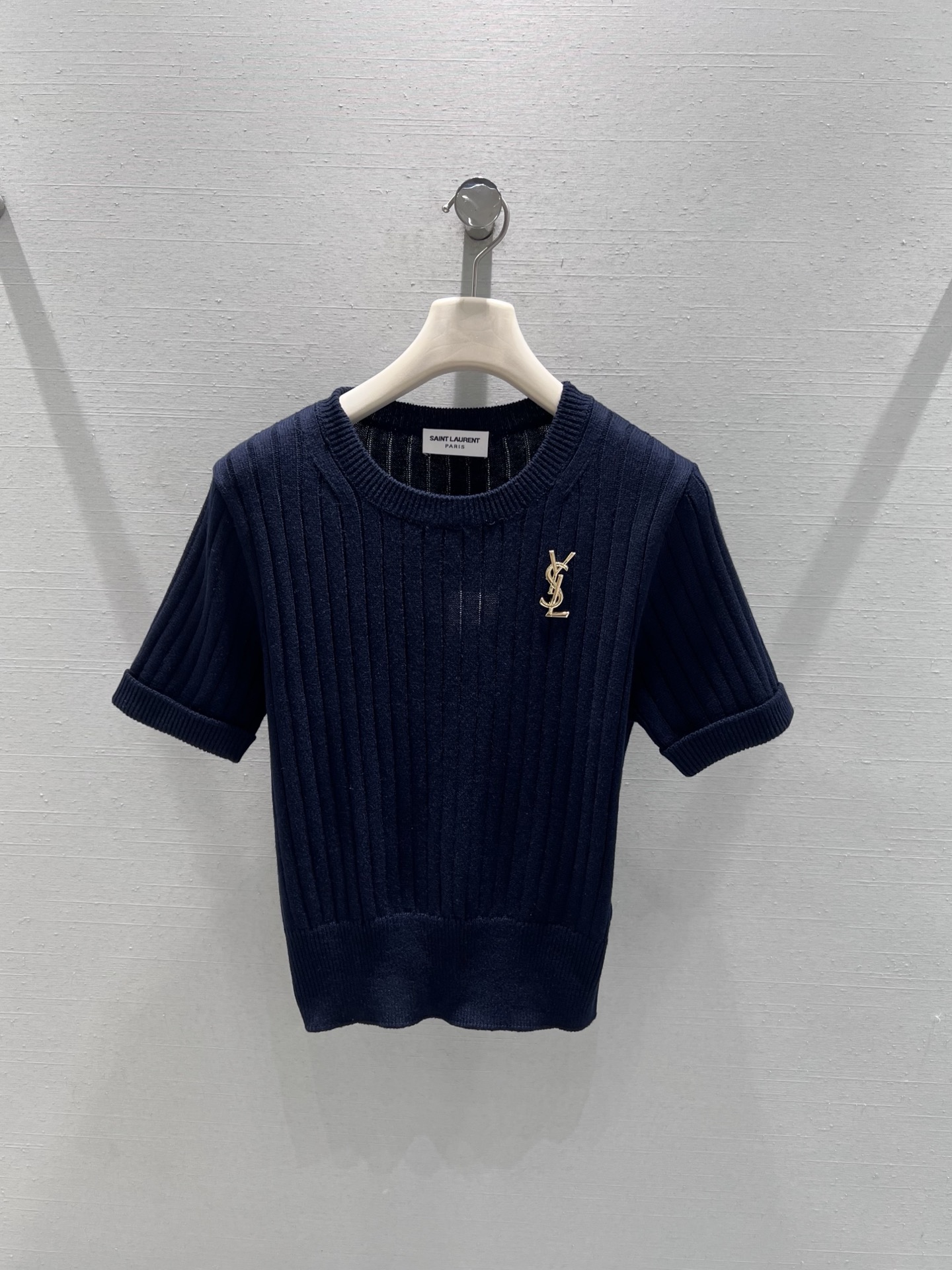 NO:666823,Support YS*L2026SS early spring new series // Knitted short-sleeved vertical pit strip knitted fabric is elastic and full of texture. It is skin-friendly and breathable and can also modify the body shape. The short sleeves are neatly cut, and the side of the body is embellished with a delicate metal YS logo. It is simple and reveals a light luxury texture. SML real shot details, T-shirt,  19860909支持换款YS*L2026SS早春上新系列//针织短袖竖坑条针织面料自带弹性且肌理感十足,亲肤透气的同时还能修饰身形,短袖剪裁利落,衣身一侧点缀精致的金属YS 标识,简约中透着轻奢质感.SML实拍细节,,T-shirt, ,Women's clothing