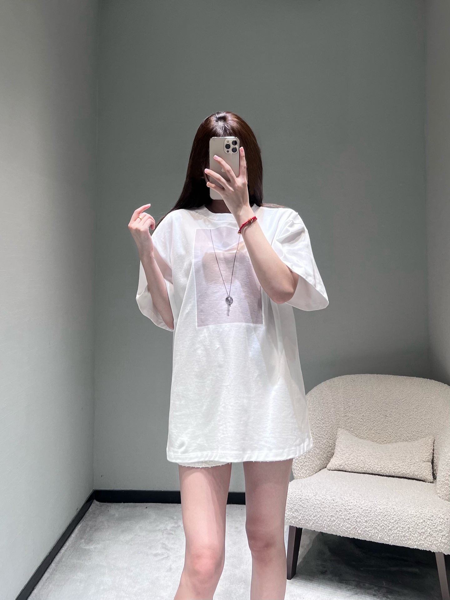 NO:667360,Maiso*Marg*l Maji 26SS early spring series // The latest style of key print T-shirt in December, a very popular T-shirt in the cabinet. The necklace key pattern is printed on the front. The design is unique and unobtrusive. The loose version of the dropped shoulders can easily hide the body and make you slim, creating a casual and lazy casual style. SML,, tees, t-shirt, necklace,  19860909Maiso*Marg*l马吉26SS早春系列//钥匙印花T恤12月最新款,柜柜超抢手一款T恤,正面项链钥匙图案印花,设计独特又不张扬,落肩宽松版型能轻松藏肉显瘦,打造随性慵懒的休闲风格.SML,,tees，t-shirt,necklace, ,Women's clothing