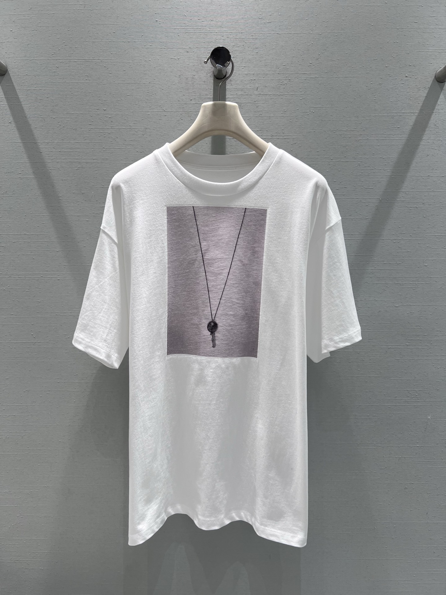 NO:667357,Support exchange Maiso*Marg*l Maji 26SS early spring series // The latest style of key print T-shirt in December, a very popular T-shirt in the cabinet, with necklace key pattern printing on the front, unique and unobtrusive design, dropped shoulders and loose version can easily hide the body and look slim, creating a casual and lazy casual style. SML real shot details, tees, t-shirt, necklace,  19860909支持换款 Maiso*Marg*l马吉26SS早春系列//钥匙印花T恤12月最新款,柜柜超抢手一款T恤,正面项链钥匙图案印花,设计独特又不张扬,落肩宽松版型能轻松藏肉显瘦,打造随性慵懒的休闲风格.SML实拍细节,,tees，t-shirt,necklace, ,Women's clothing