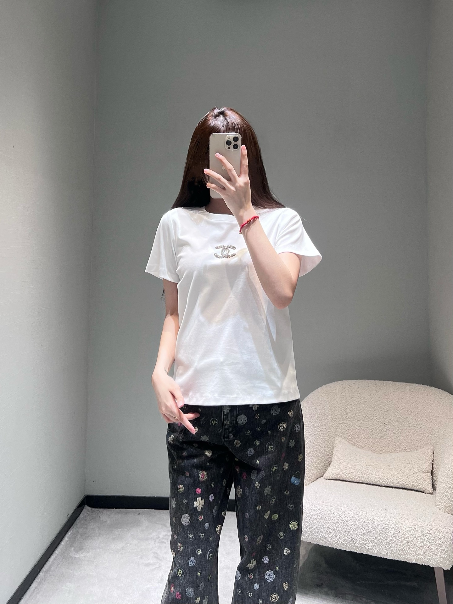 NO:666817,Chan*L 2026SS early spring new product series //CC beaded short-sleeved T-shirt with classic round neck design, soft and breathable skin-friendly fabric; exquisite double C beading technology on the chest, classic logo adds a sense of luxury and design; solid color body with simple decoration, versatile style without losing highlights. Two colors available SML, chanel, T-shirt, tees, t-shirt,  19860909Chan*L 2026SS早春新品系列//CC钉珠短袖T恤经典圆领设计,柔软透气的亲肤面料；胸前精致的双C钉珠工艺,经典logo增添了轻奢感与设计感；纯色衣身搭配简约装饰,风格百搭又不失亮点.两色可选 SML,,chanel,T-shirt,tees，t-shirt, ,Women's clothing