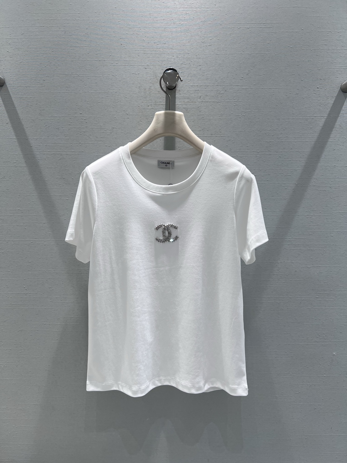 NO:666815,Support exchange Chan*L 2026SS early spring new product series //CC beaded short-sleeved T-shirt with classic round neck design, soft and breathable skin-friendly fabric; exquisite double C beading technology on the chest, classic logo adds a sense of light luxury and design; solid color body with simple decoration, versatile style without losing highlights. Two colors available SML real shot details, chanel, T-shirt, tees, t-shirt,  19860909支持换款Chan*L 2026SS早春新品系列//CC钉珠短袖T恤经典圆领设计,柔软透气的亲肤面料；胸前精致的双C钉珠工艺,经典logo增添了轻奢感与设计感；纯色衣身搭配简约装饰,风格百搭又不失亮点.两色可选 SML实拍细节,,chanel,T-shirt,tees，t-shirt, ,Women's clothing