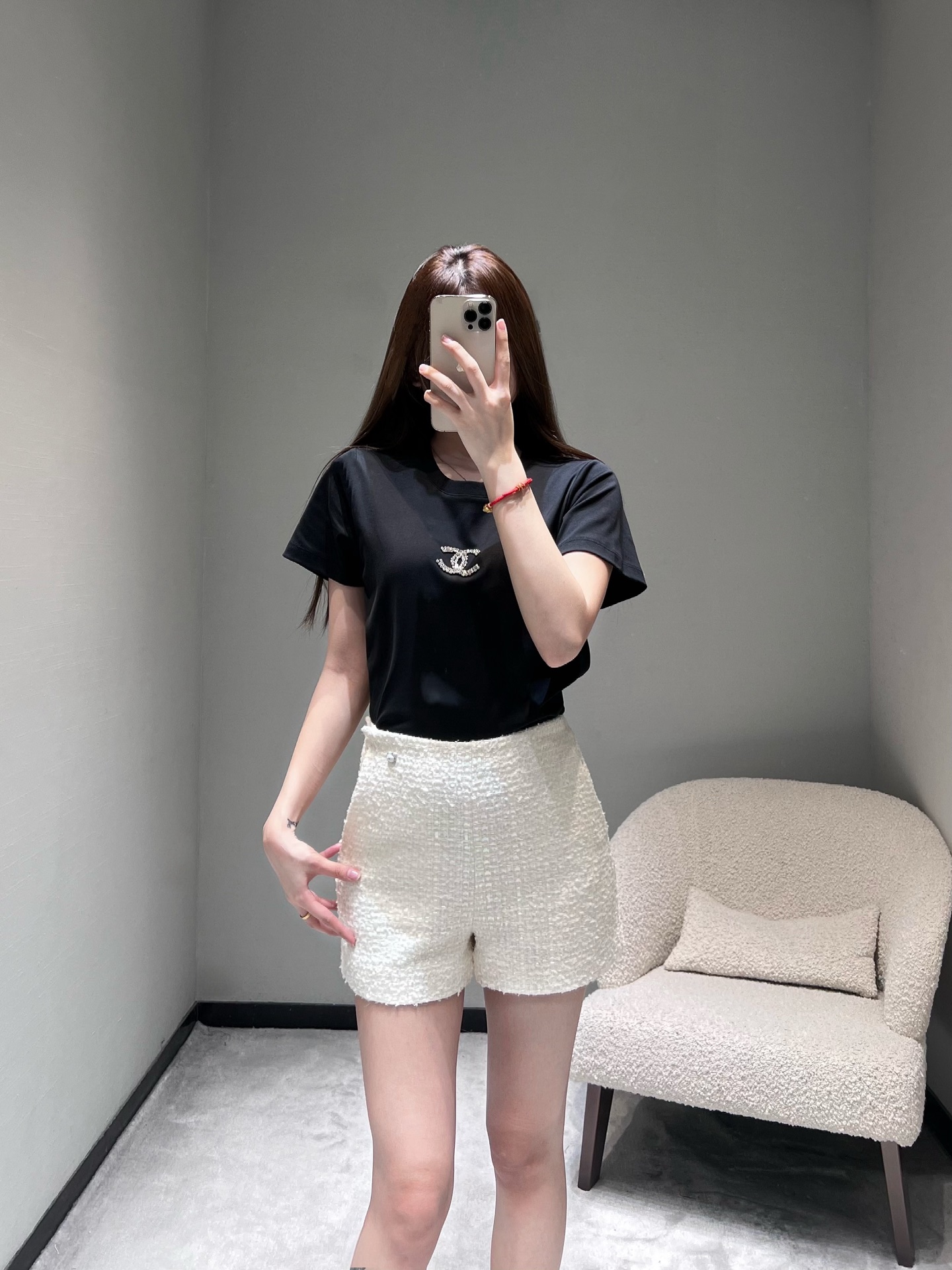 NO:666821,Chan*L 2026SS early spring new product series //CC beaded short-sleeved T-shirt with classic round neck design, soft and breathable skin-friendly fabric; exquisite double C beading technology on the chest, classic logo adds a sense of luxury and design; solid color body with simple decoration, versatile style without losing highlights. Two colors available SML, chanel, T-shirt, tees, t-shirt,  19860909Chan*L 2026SS早春新品系列//CC钉珠短袖T恤经典圆领设计,柔软透气的亲肤面料；胸前精致的双C钉珠工艺,经典logo增添了轻奢感与设计感；纯色衣身搭配简约装饰,风格百搭又不失亮点.两色可选 SML,,chanel,T-shirt,tees，t-shirt, ,Women's clothing