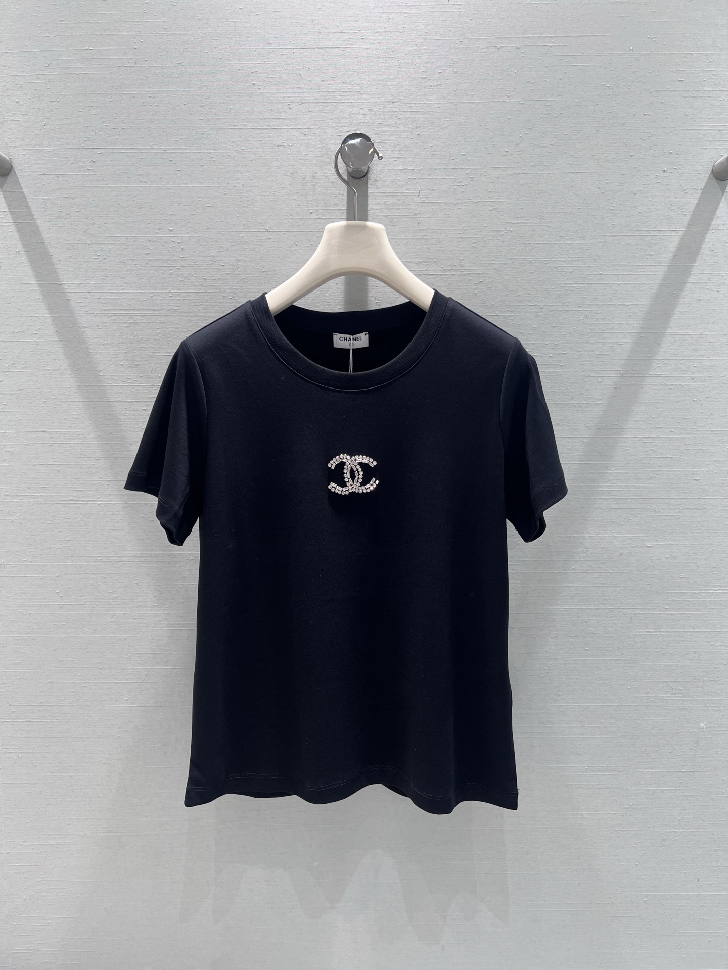 NO:666819,Support exchange Chan*L 2026SS early spring new product series //CC beaded short-sleeved T-shirt with classic round neck design, soft and breathable skin-friendly fabric; exquisite double C beading technology on the chest, classic logo adds a sense of light luxury and design; solid color body with simple decoration, versatile style without losing highlights. Two colors available SML real shot details, chanel, T-shirt, tees, t-shirt,  19860909支持换款Chan*L 2026SS早春新品系列//CC钉珠短袖T恤经典圆领设计,柔软透气的亲肤面料；胸前精致的双C钉珠工艺,经典logo增添了轻奢感与设计感；纯色衣身搭配简约装饰,风格百搭又不失亮点.两色可选 SML实拍细节,,chanel,T-shirt,tees，t-shirt, ,Women's clothing