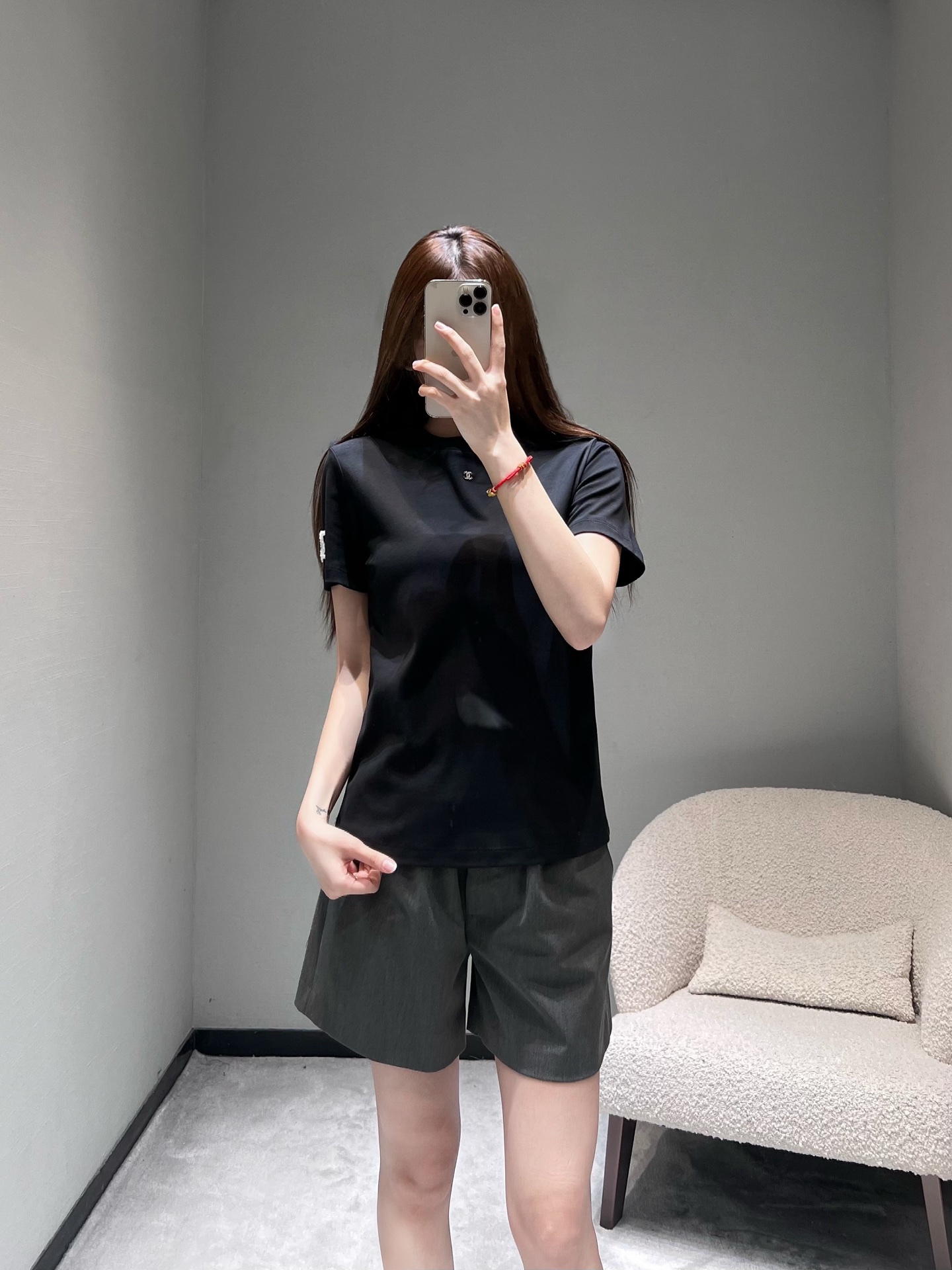 NO:667351,Chan*L 2026SS early spring new product series //Letter short-sleeved T-shirt is a super simple and short version, with a high waistline, versatile and fashionable. Round neck design, classic double C metal decoration on the chest, double C towel embroidered logo on the arms, three colors available. SML,,chanel,T-shirt,tees,t-shirt, 19860909Chan*L 2026SS早春新品系列//字母短袖T恤超简洁短款版型,拉高腰线,百搭时尚.圆领设计,胸前经典双C金属装饰,手臂饰双C毛巾绣logo,三色可入.SML,,chanel,T-shirt,tees，t-shirt, ,Women's clothing