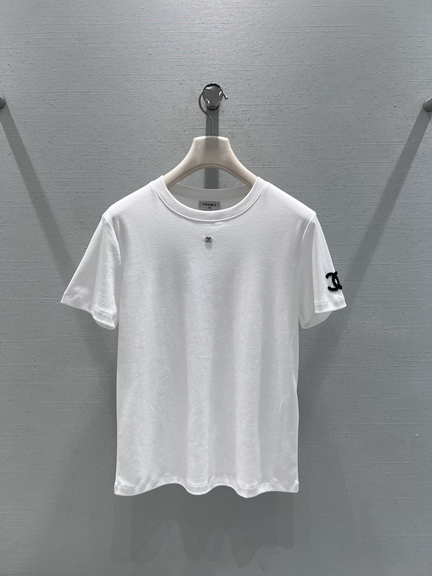 NO:667345,Support exchange Chan*L 2026SS early spring new product series // Letter short-sleeved T-shirt is a super simple and short version, with a high waistline, versatile and fashionable. Round neck design, classic double C metal decoration on the chest, double C towel embroidered logo on the arms, three colors available. SML real shot details, chanel, T-shirt, tees, t-shirt,  19860909支持换款Chan*L 2026SS早春新品系列//字母短袖T恤超简洁短款版型,拉高腰线,百搭时尚.圆领设计,胸前经典双C金属装饰,手臂饰双C毛巾绣logo,三色可入.SML实拍细节,,chanel,T-shirt,tees，t-shirt, ,Women's clothing