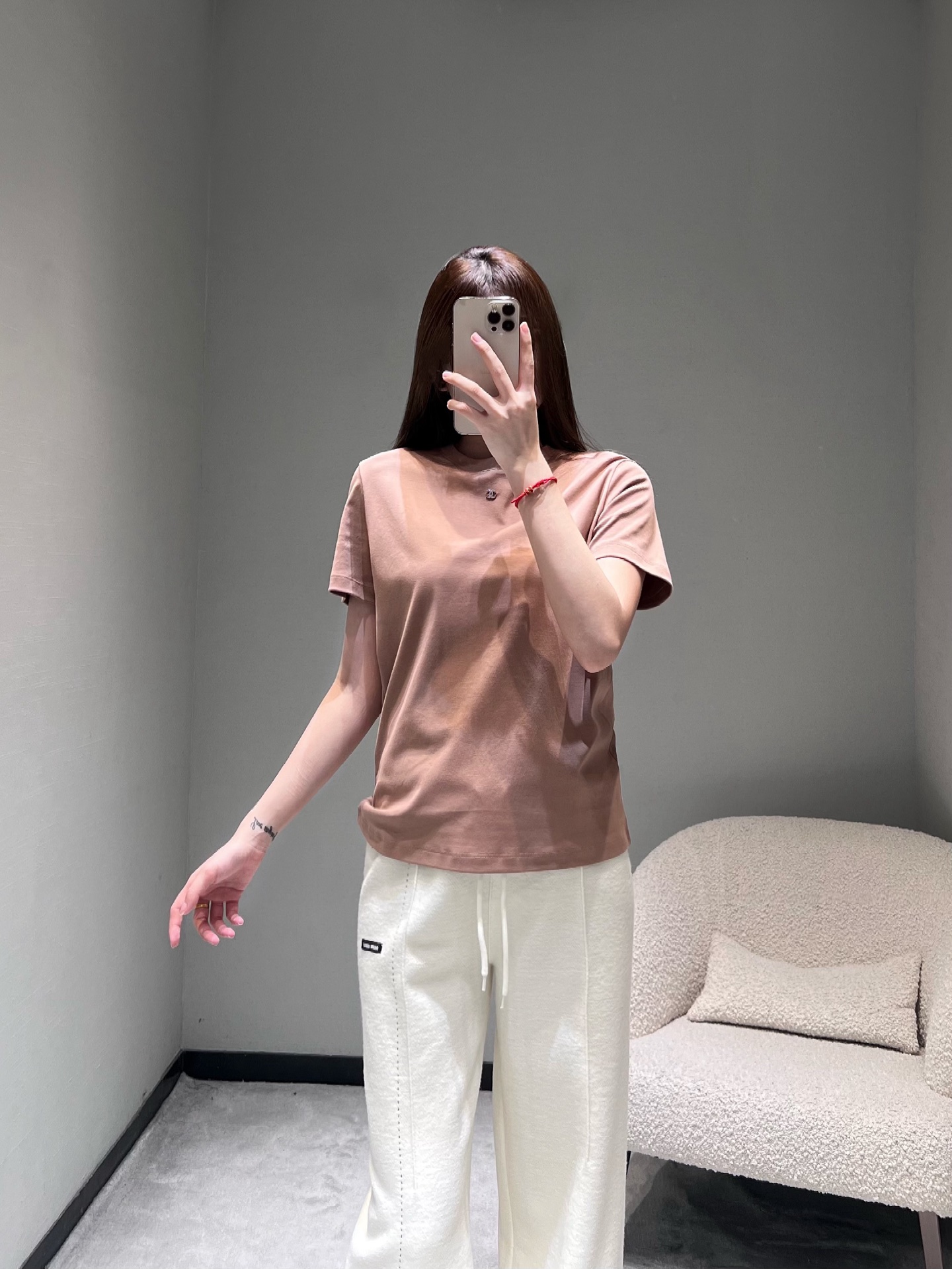 NO:667344,Chan*L 2026SS early spring new product series //Letter short-sleeved T-shirt is a super simple and short version, with a high waistline, versatile and fashionable. Round neck design, classic double C metal decoration on the chest, double C towel embroidered logo on the arms, three colors available. SML,,chanel,T-shirt,tees,t-shirt, 19860909Chan*L 2026SS早春新品系列//字母短袖T恤超简洁短款版型,拉高腰线,百搭时尚.圆领设计,胸前经典双C金属装饰,手臂饰双C毛巾绣logo,三色可入.SML,,chanel,T-shirt,tees，t-shirt, ,Women's clothing