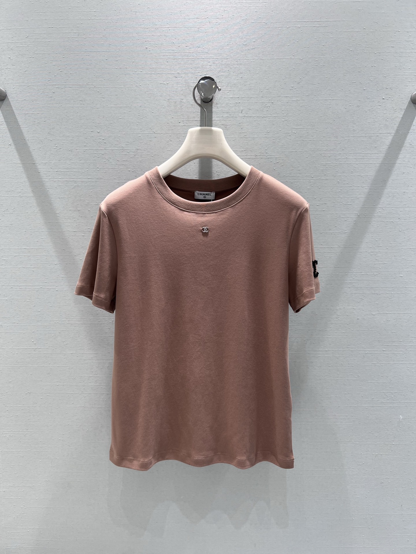 NO:667362,Support exchange Chan*L 2026SS early spring new product series // Letter short-sleeved T-shirt is a super simple and short version, with a high waistline, versatile and fashionable. Round neck design, classic double C metal decoration on the chest, double C towel embroidered logo on the arms, three colors available. SML real shot details, chanel, T-shirt, tees, t-shirt,  19860909支持换款Chan*L 2026SS早春新品系列//字母短袖T恤超简洁短款版型,拉高腰线,百搭时尚.圆领设计,胸前经典双C金属装饰,手臂饰双C毛巾绣logo,三色可入.SML实拍细节,,chanel,T-shirt,tees，t-shirt, ,Women's clothing