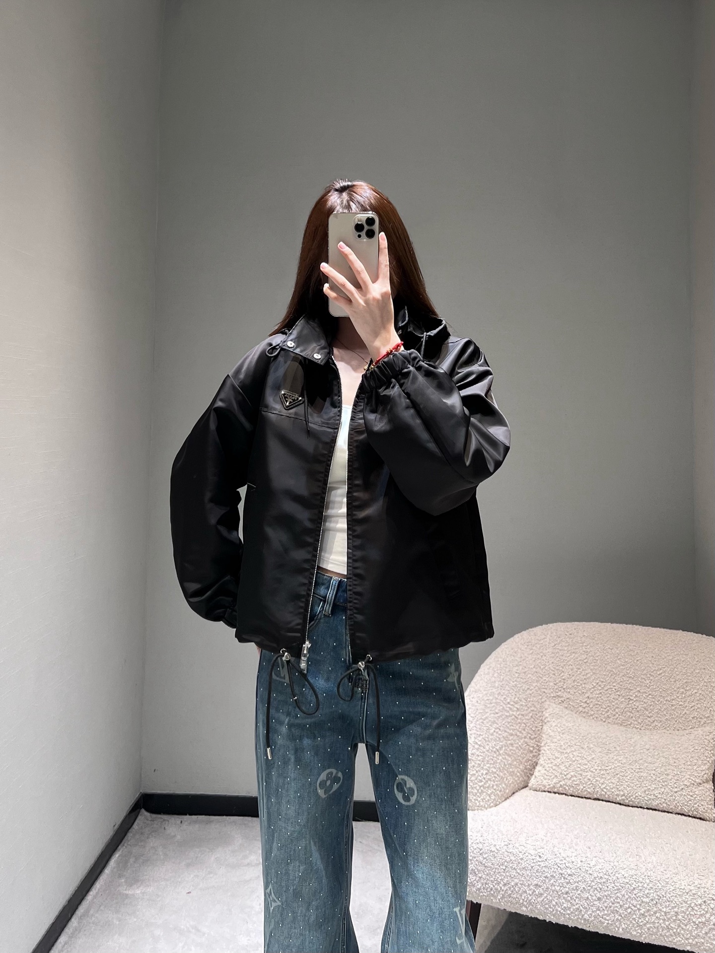 NO:667356,PRAD*2025FW new autumn and winter product series//PD nylon hooded jacket made of nylon (Re-Nylon) fabric, the matte texture also gives the clothing a low-key high-end luster. The oversize short version is extremely tolerant to all types of body types, creating a casual street casual atmosphere. The body has neat and fine lines, the hardware accessories are thick and not easy to oxidize, and every detail demonstrates the high-end craftsmanship. SML,, prada, versace, jackets &  coats,hats, 19860909PRAD*2025FW秋冬新品系列//PD尼龙连帽夹克尼龙（Re-Nylon）面料,哑光的质感还赋予衣物低调的高级光泽.oversize短款版型,对各类身材都有极佳的包容度,营造出随性的街头休闲氛围,衣身走线工整细密,五金配件质感厚重、不易氧化,每一处细节都彰显高端工艺水准.SML,,prada,versace,jackets & coats,hats, ,Women's clothing